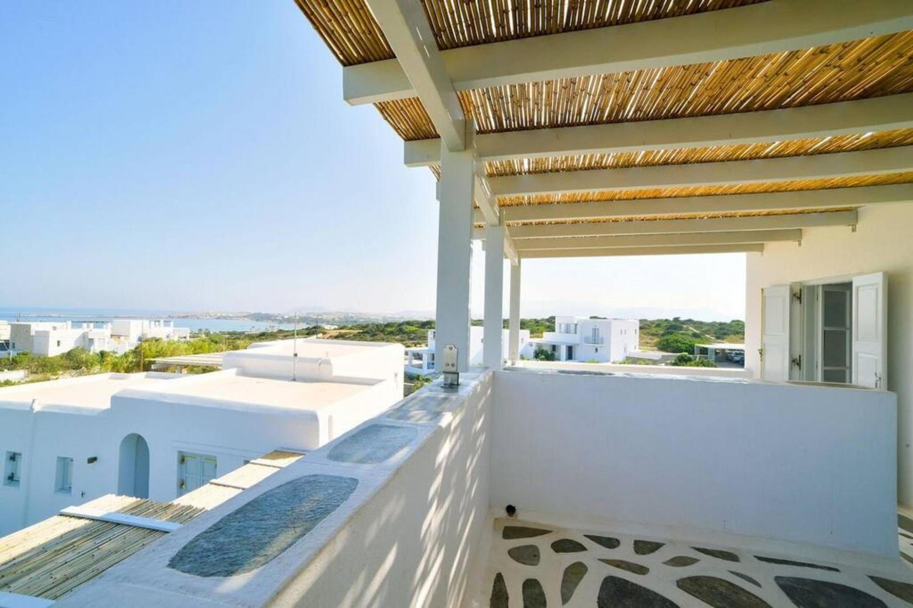 Coral Villa with 4 bedrooms in Paros view 3