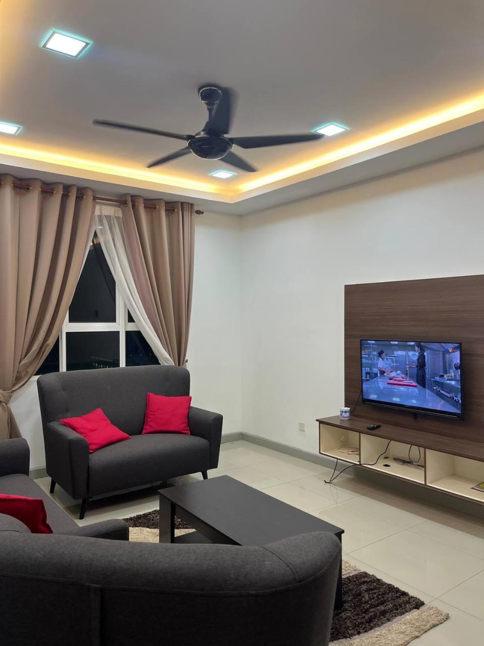 Khan's Seaview Homestay at Pangsapuri Ladang Tanjung - near KTCC & Drawbridge - view 3