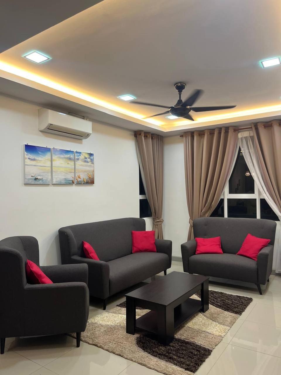 Khan's Seaview Homestay at Pangsapuri Ladang Tanjung - near KTCC & Drawbridge - photo 1
