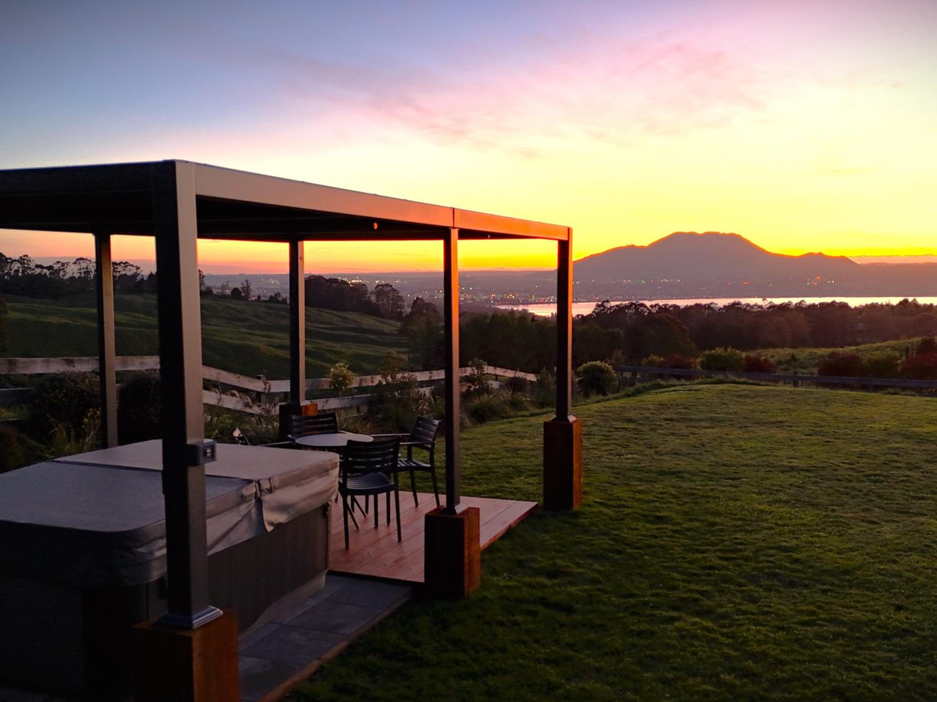 Hotel Lake Taupō Luxury Home plus Hideaway Apartment - Image 1