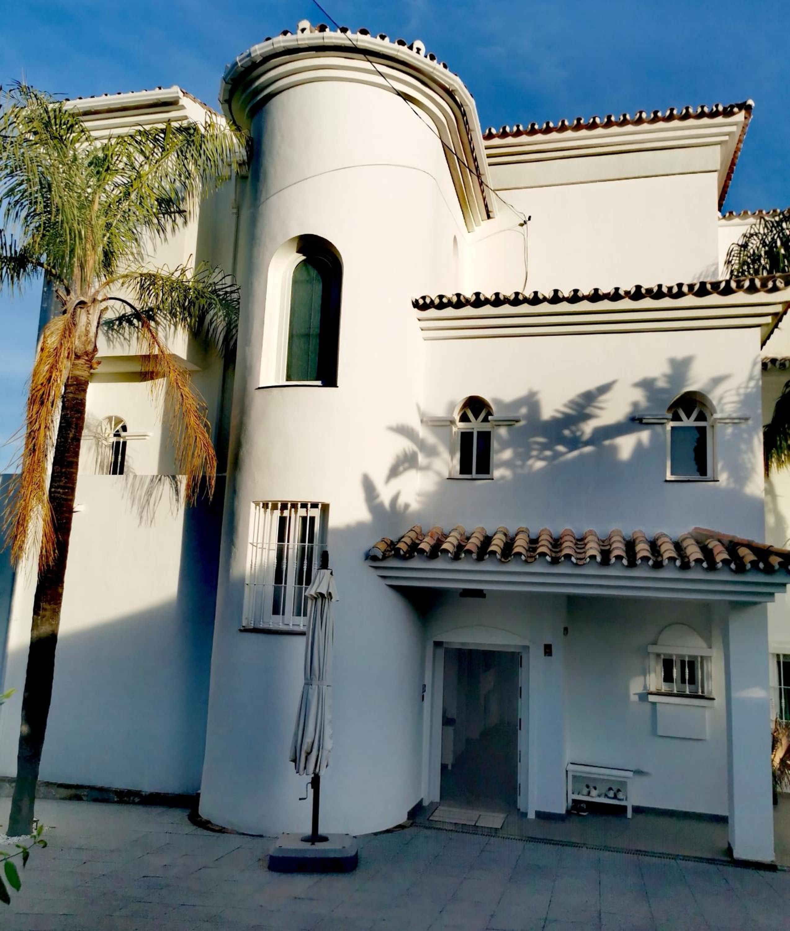 Stunning and luxury Villa in Marbella-Atalaya - 250m to GC Atalaya, 2x 18 holes and very close to the beach of San Pedro de Alcántara and Puerto Banus or P photo 4