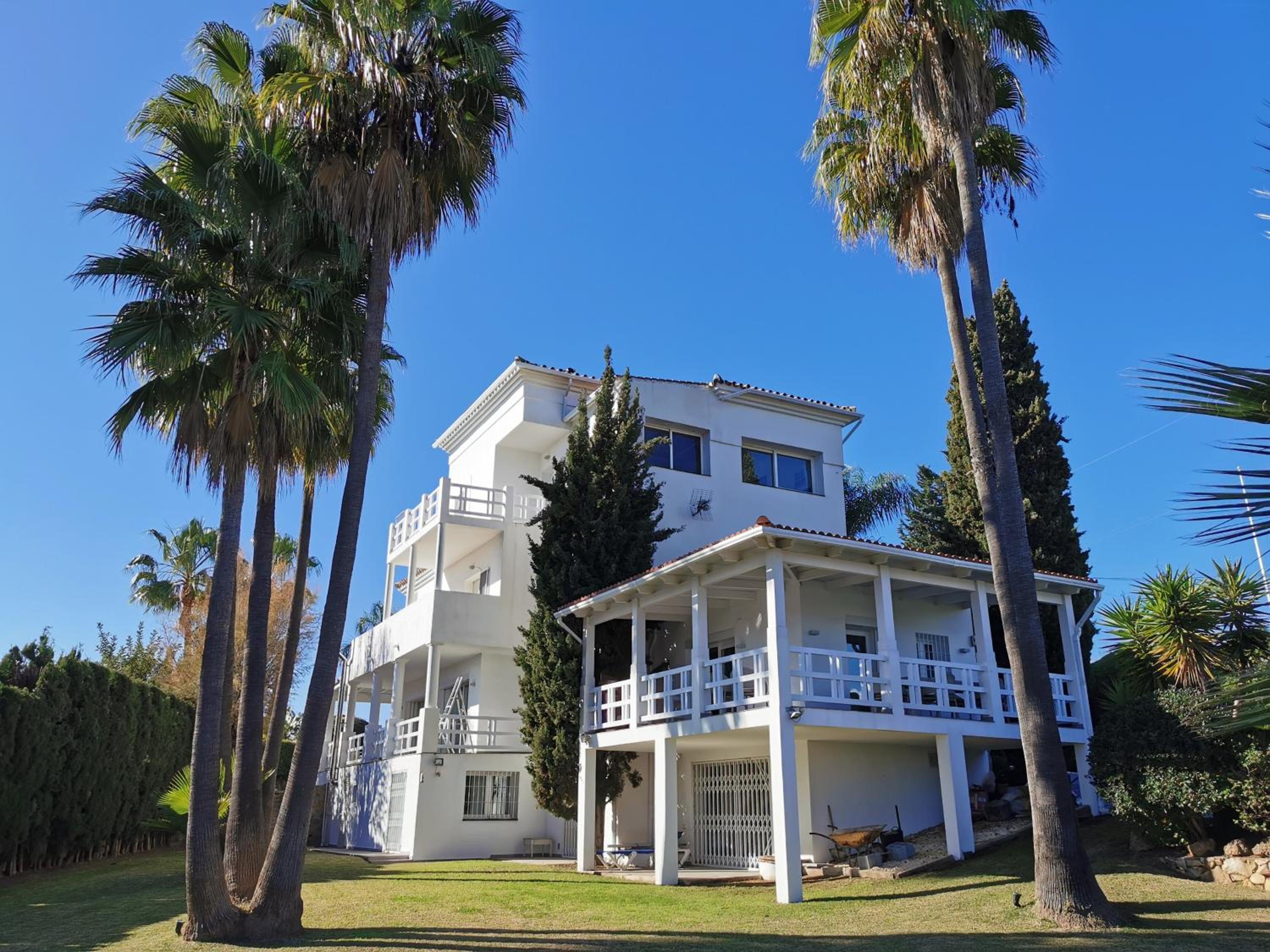 Stunning and luxury Villa in Marbella-Atalaya - 250m to GC Atalaya, 2x 18 holes and very close to the beach of San Pedro de Alcántara and Puerto Banus or P photo 2