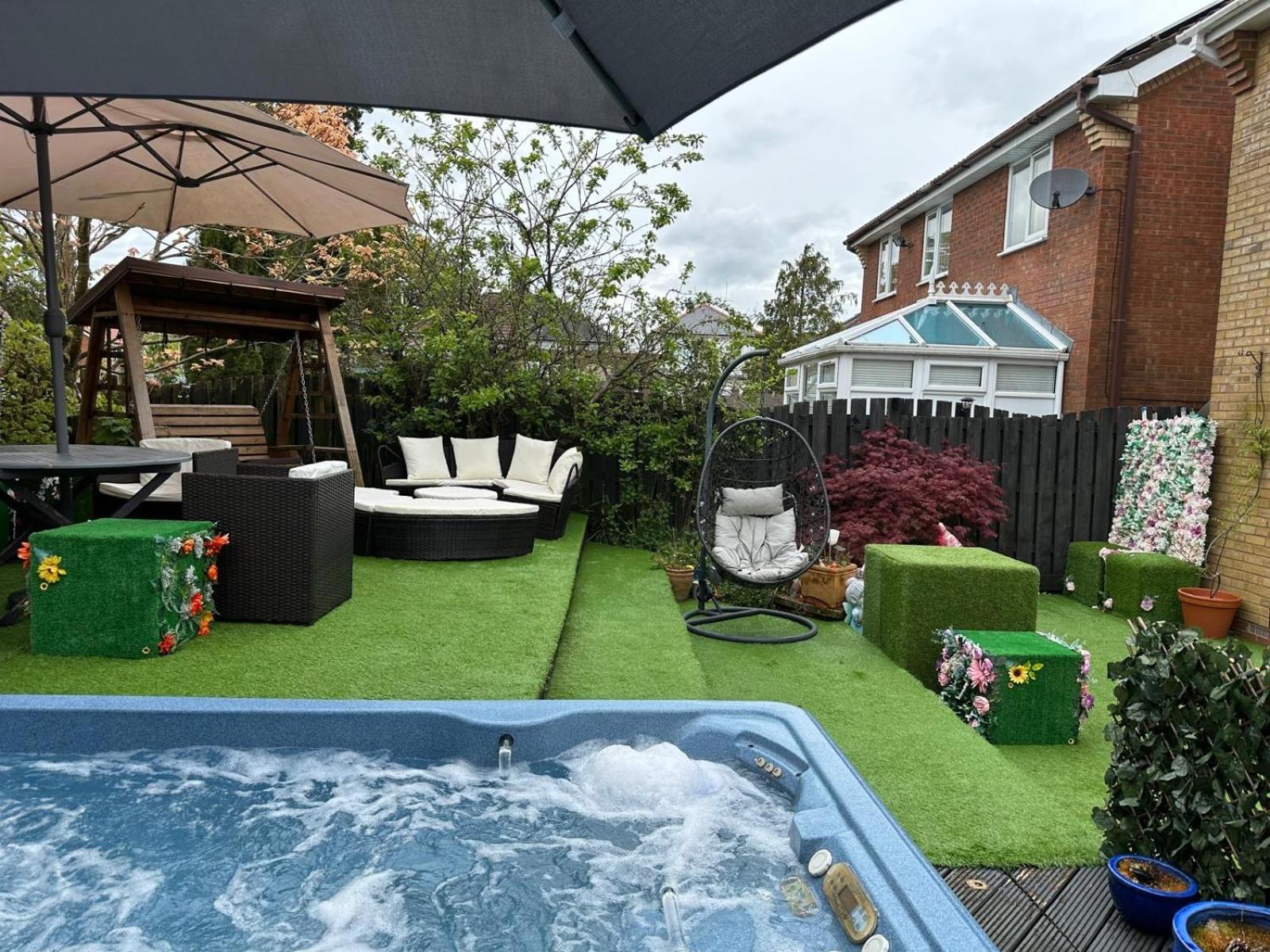 Hotel Romantic Swiss Cabin Hideaway & Hot Tub Spa Pool - Image 1