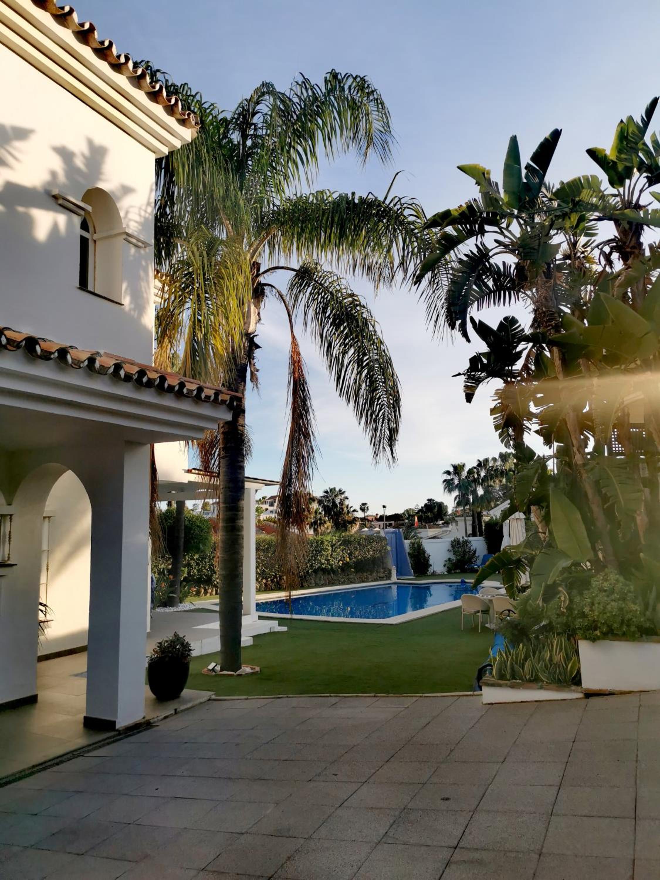 Stunning and luxury Villa in Marbella-Atalaya - 250m to GC Atalaya, 2x 18 holes and very close to the beach of San Pedro de Alcántara and Puerto Banus or P photo 5