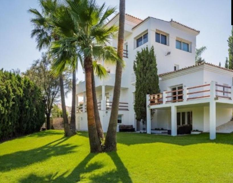 Stunning and luxury Villa in Marbella-Atalaya - 250m to GC Atalaya, 2x 18 holes and very close to the beach of San Pedro de Alcántara and Puerto Banus or P photo 3