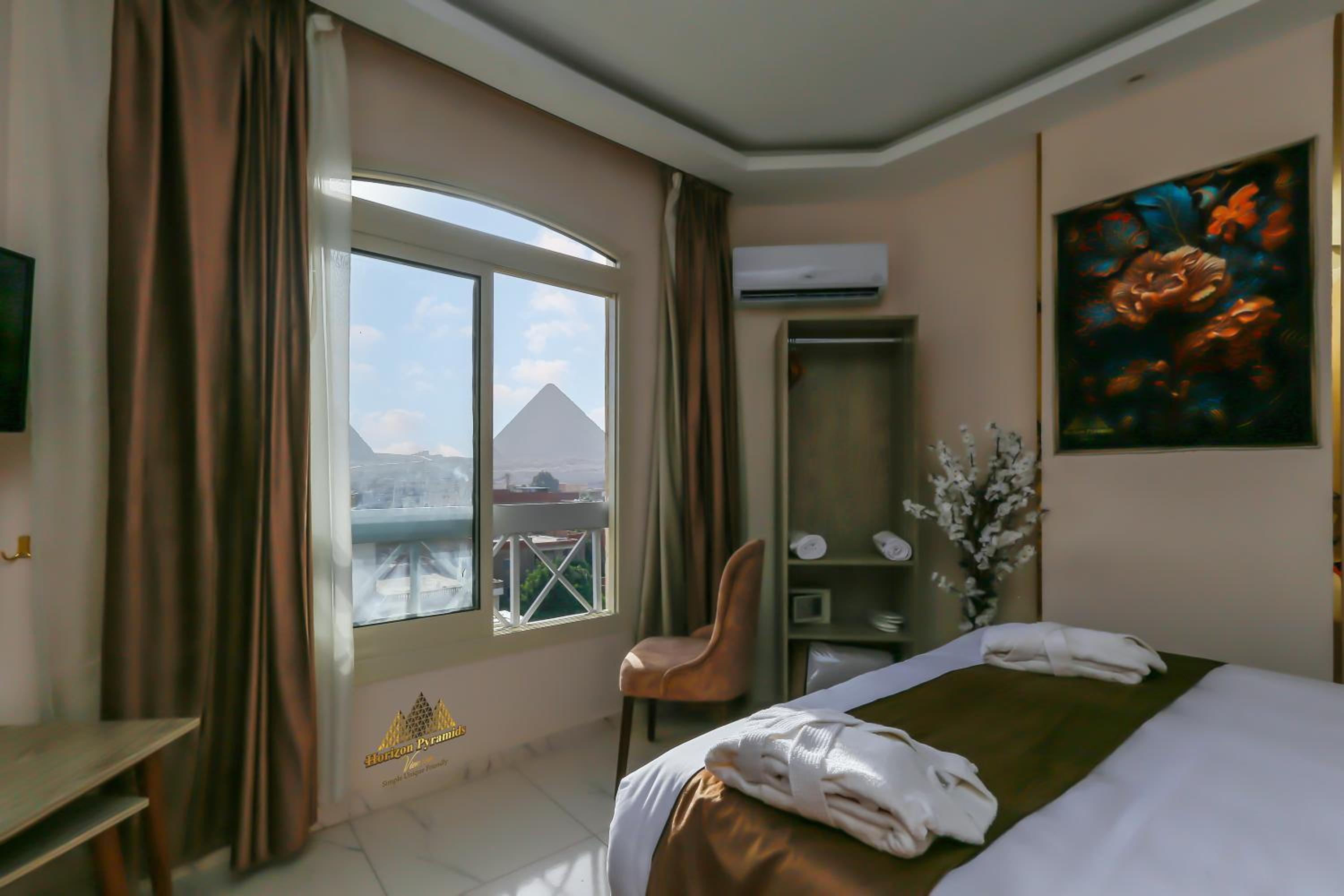Horizon Pyramids View inn
