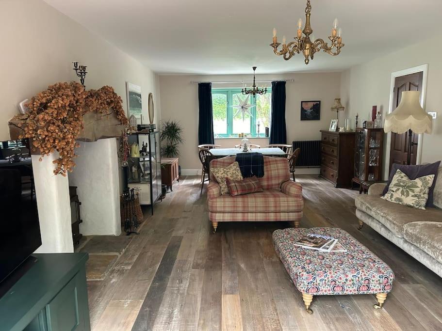 Manorbier Tenby spacious home near beach view 4