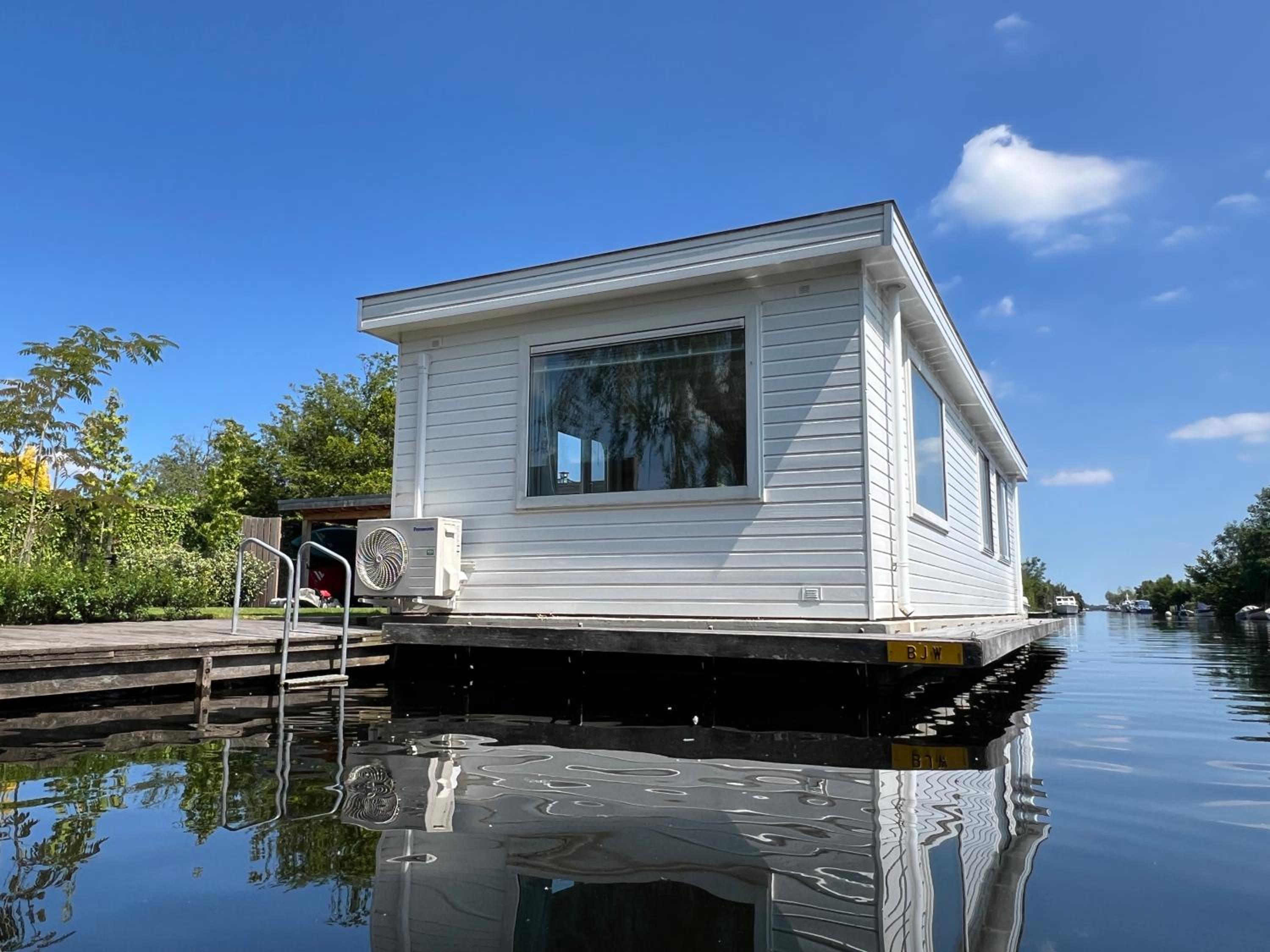New- Private Cosy Houseboat, on a lake near Amsterdam
