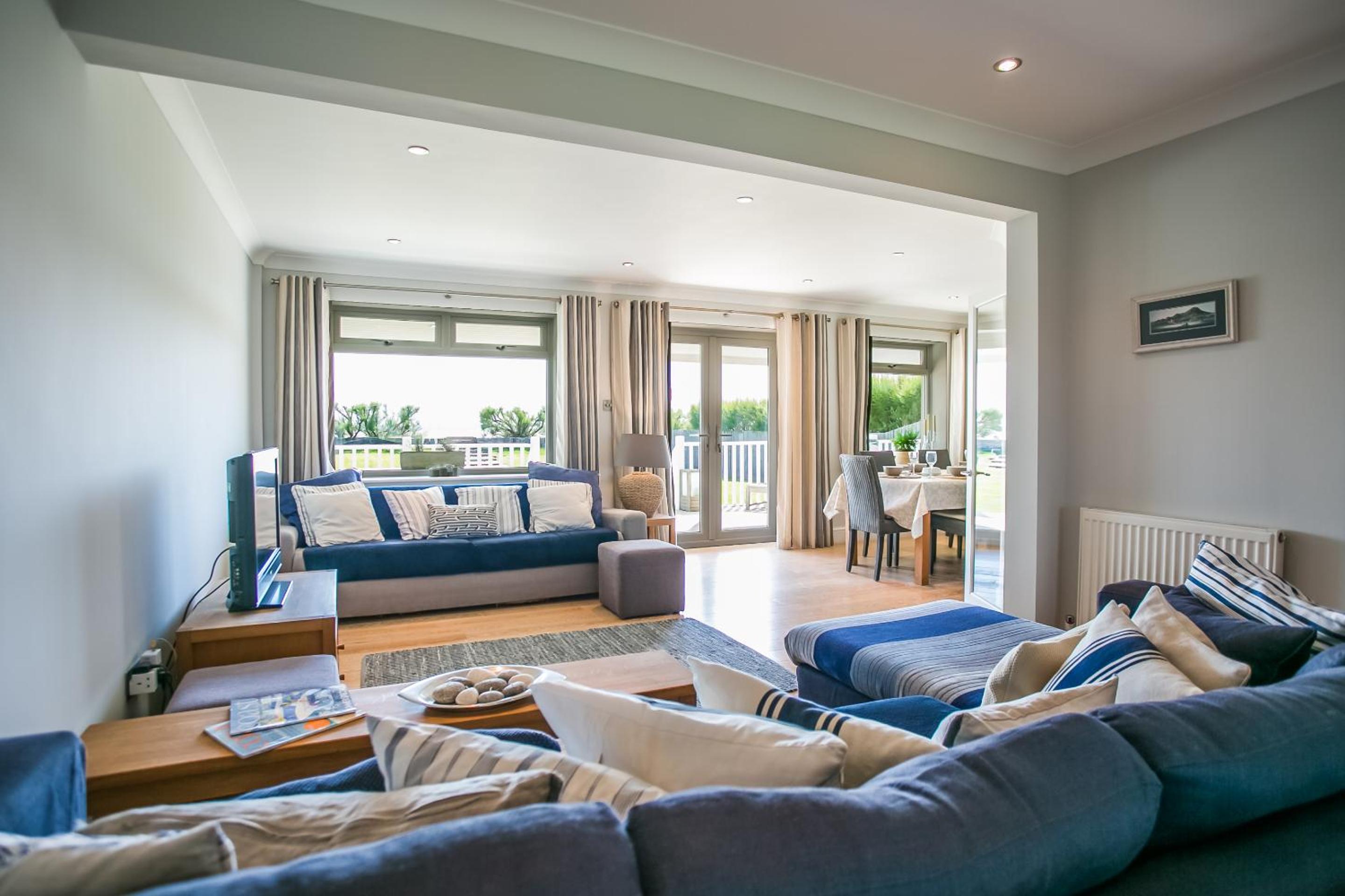 Sunshine - Beachfront home in Bracklesham Bay