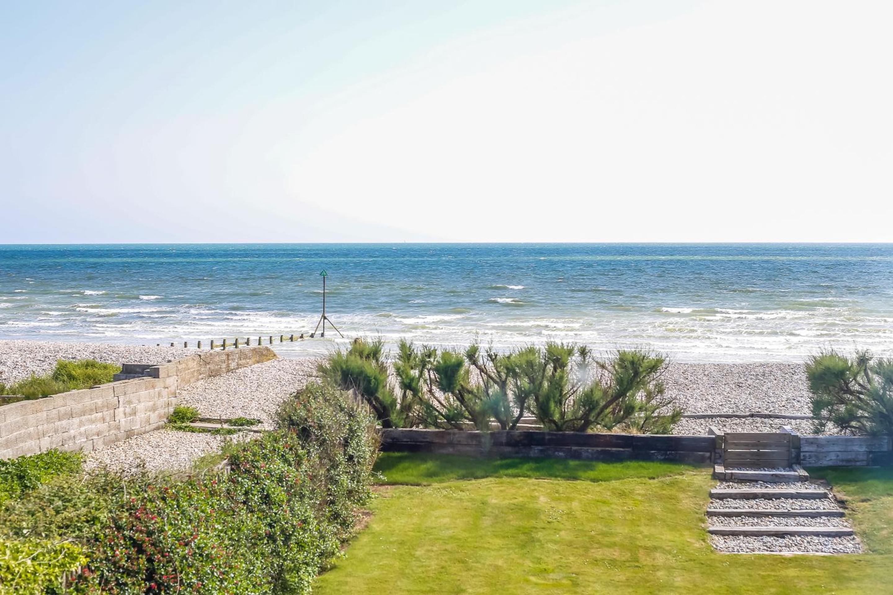 Sunshine - Beachfront home in Bracklesham Bay