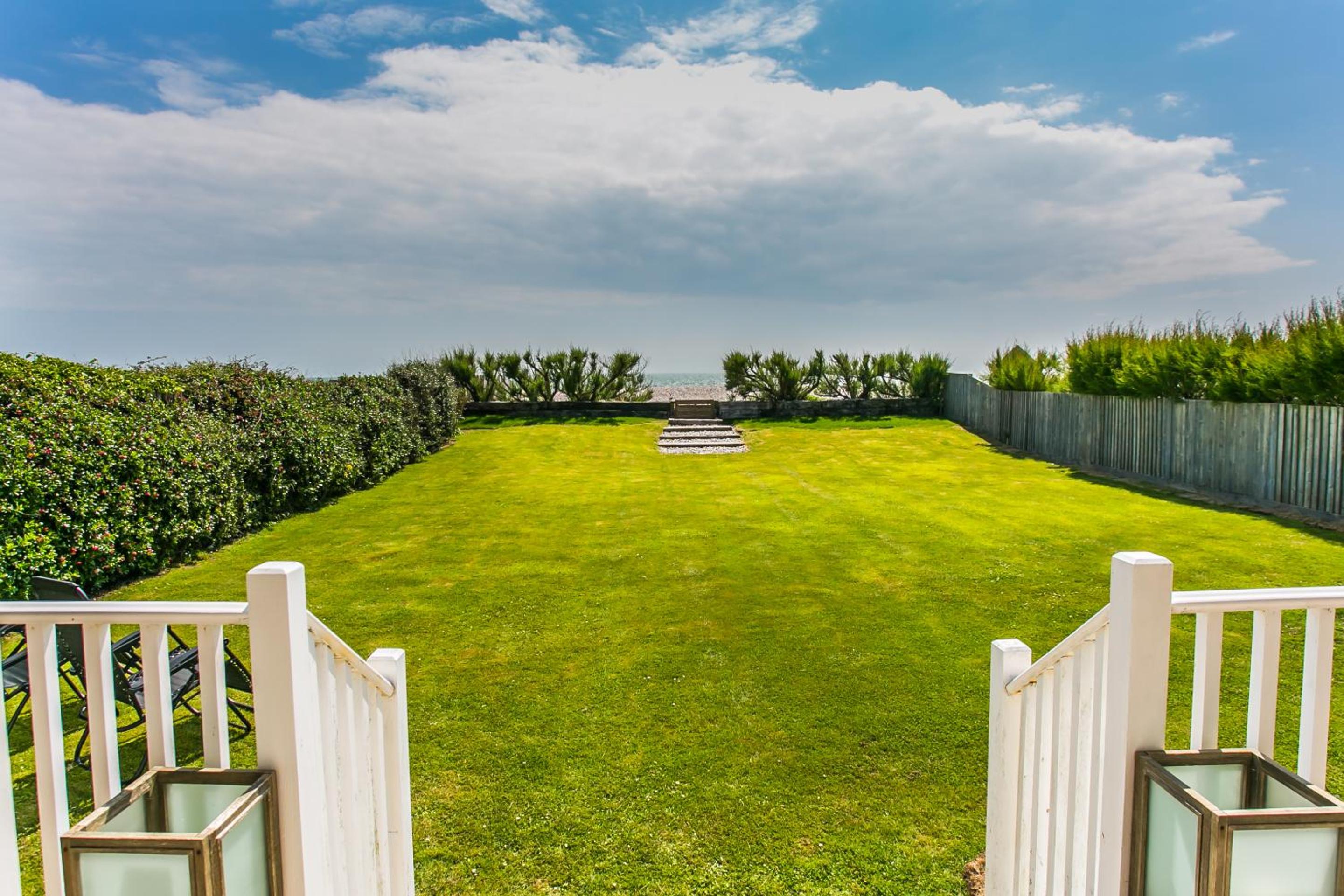 Sunshine - Beachfront home in Bracklesham Bay