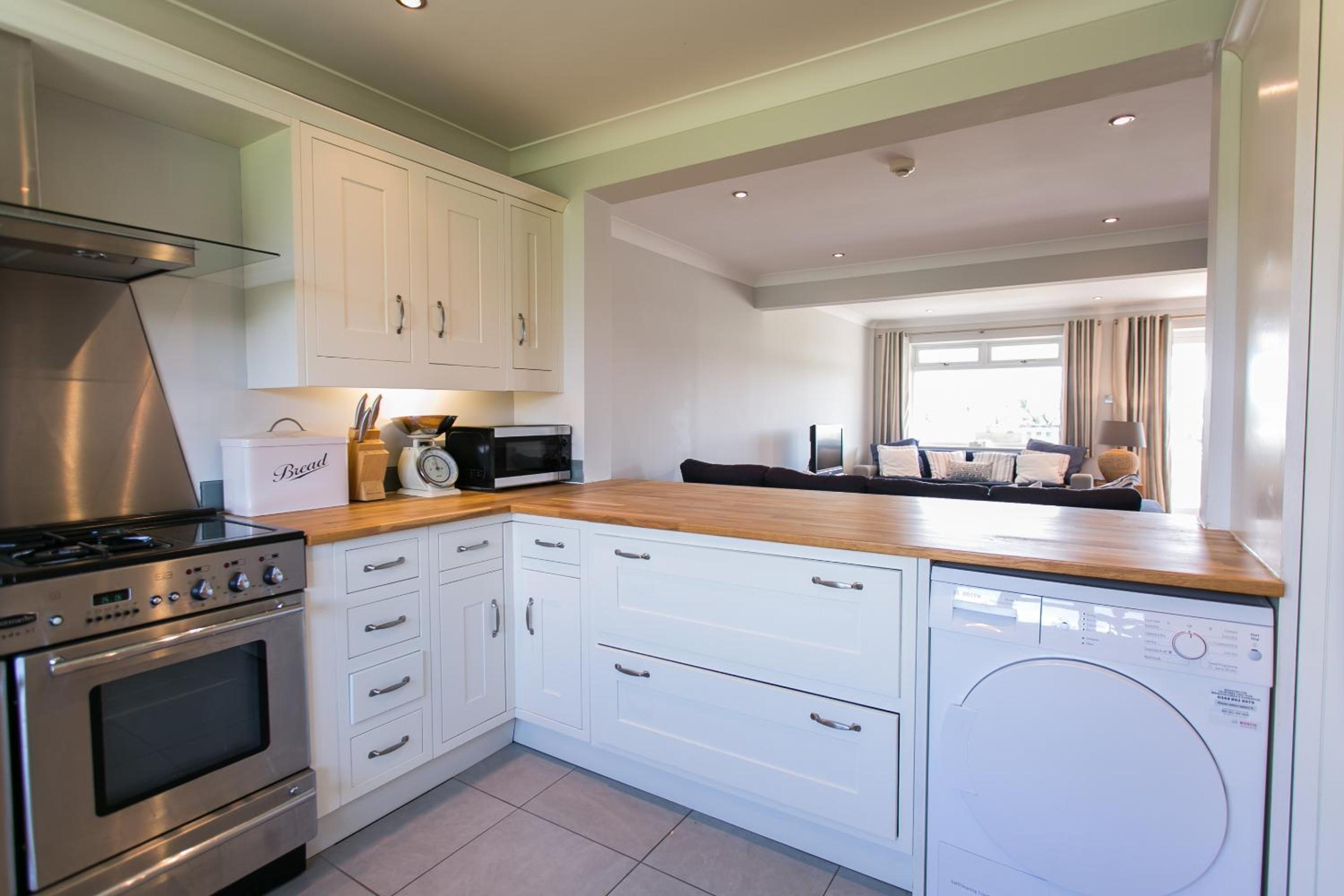 Sunshine - Beachfront home in Bracklesham Bay