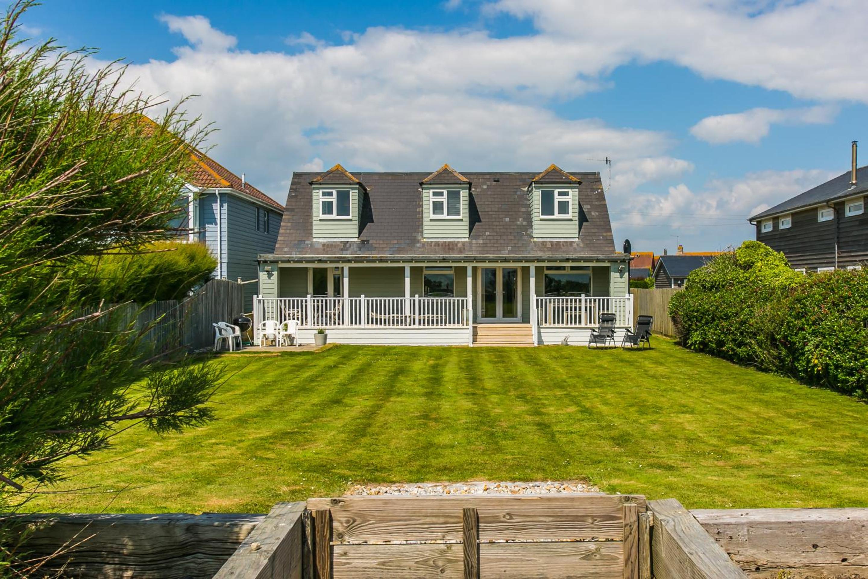 Sunshine - Beachfront home in Bracklesham Bay