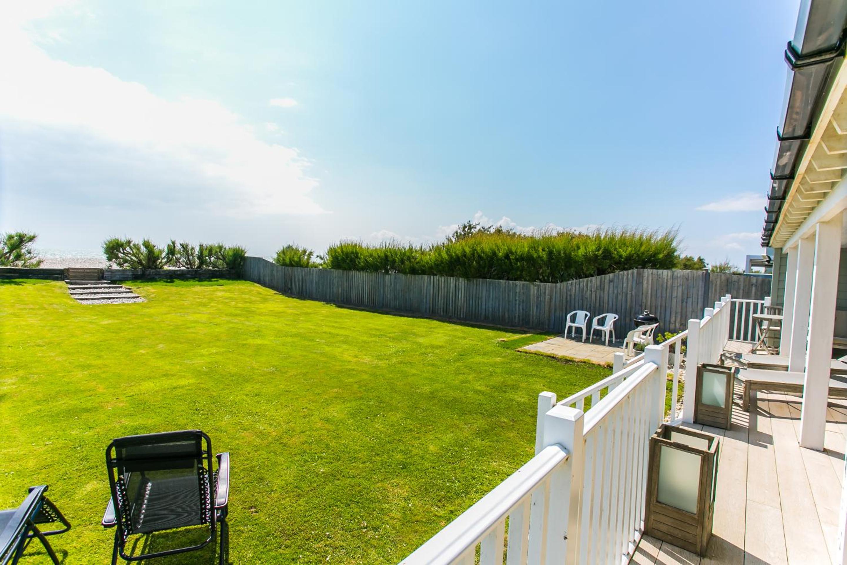 Sunshine - Beachfront home in Bracklesham Bay