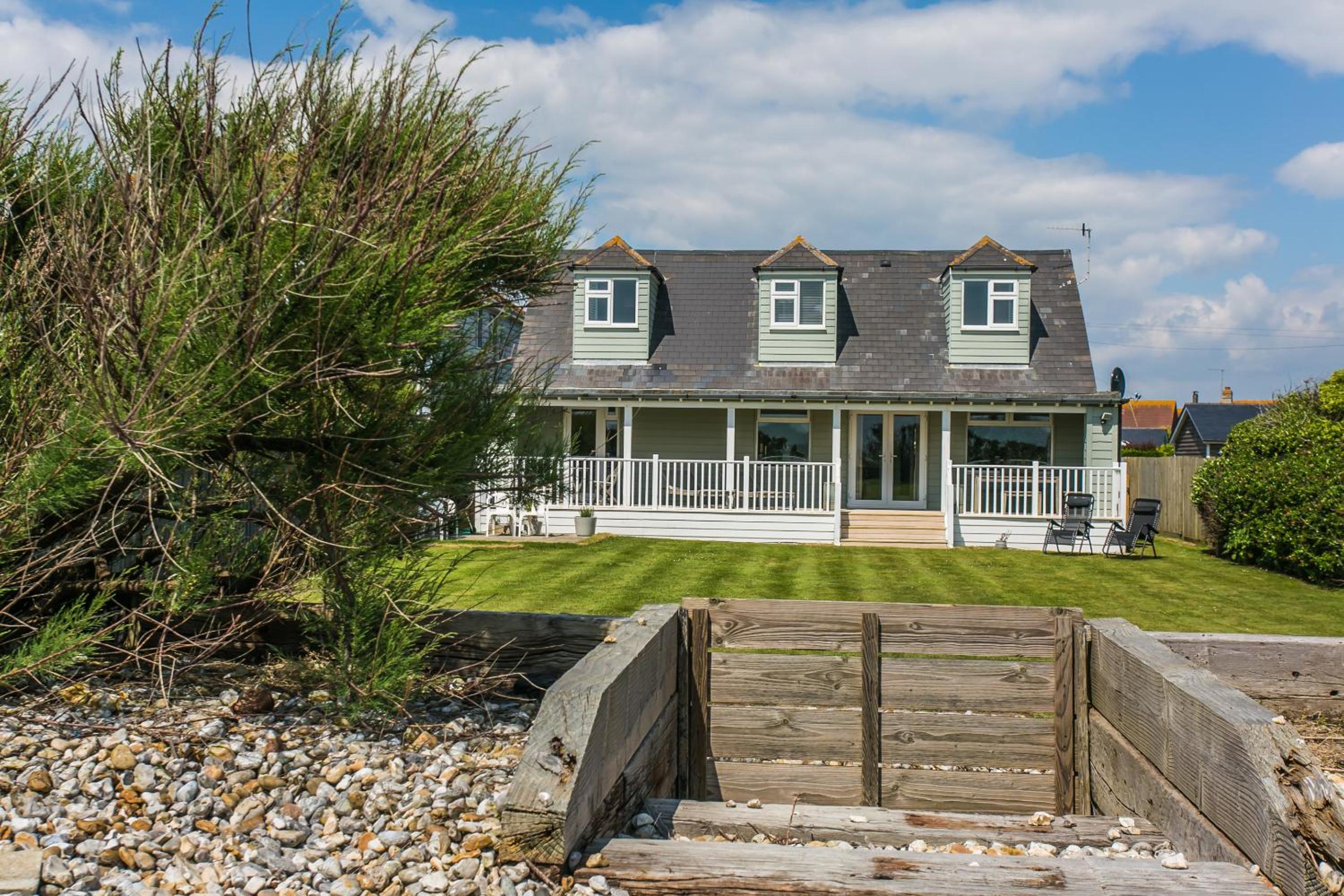 Sunshine - Beachfront home in Bracklesham Bay