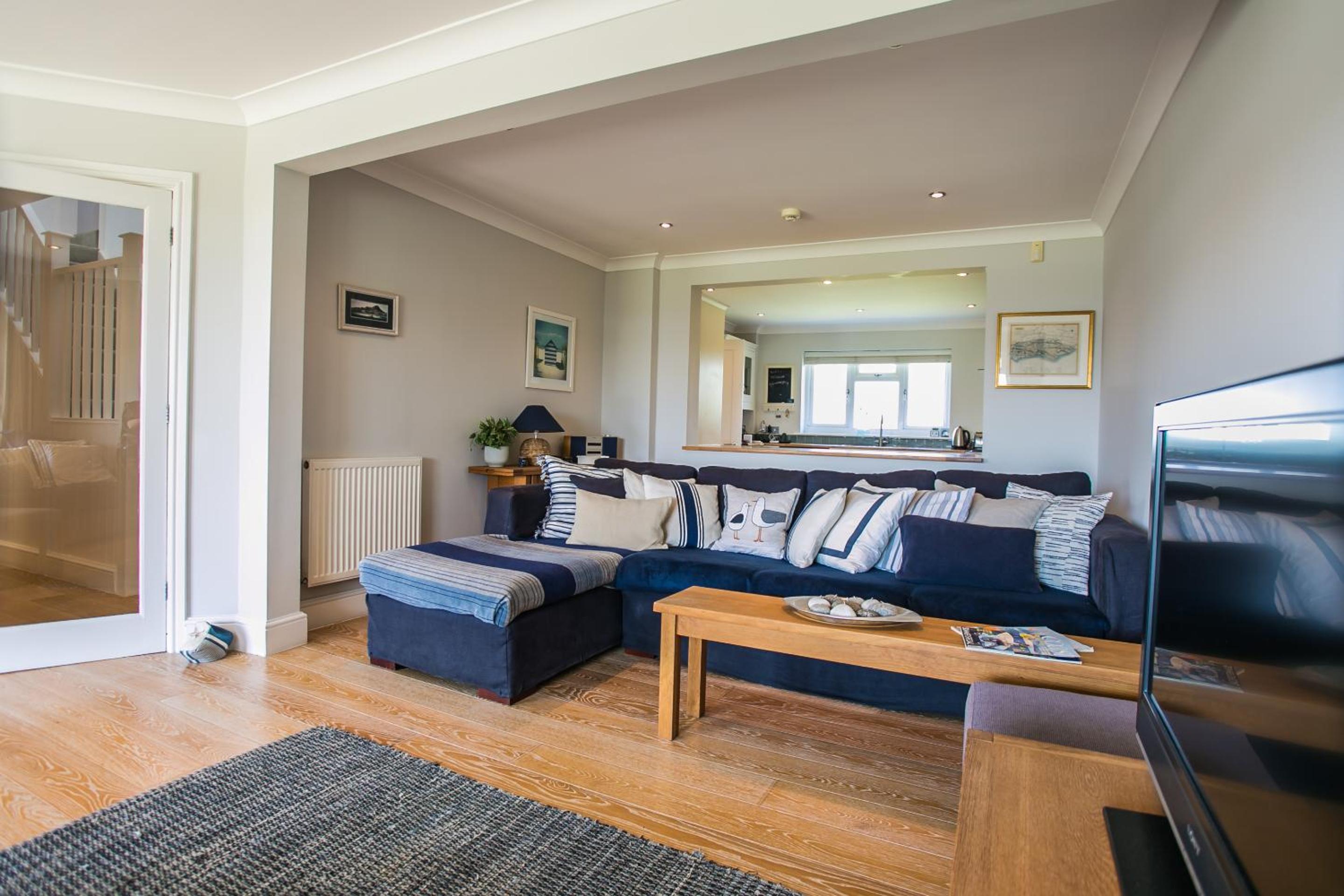 Sunshine - Beachfront home in Bracklesham Bay
