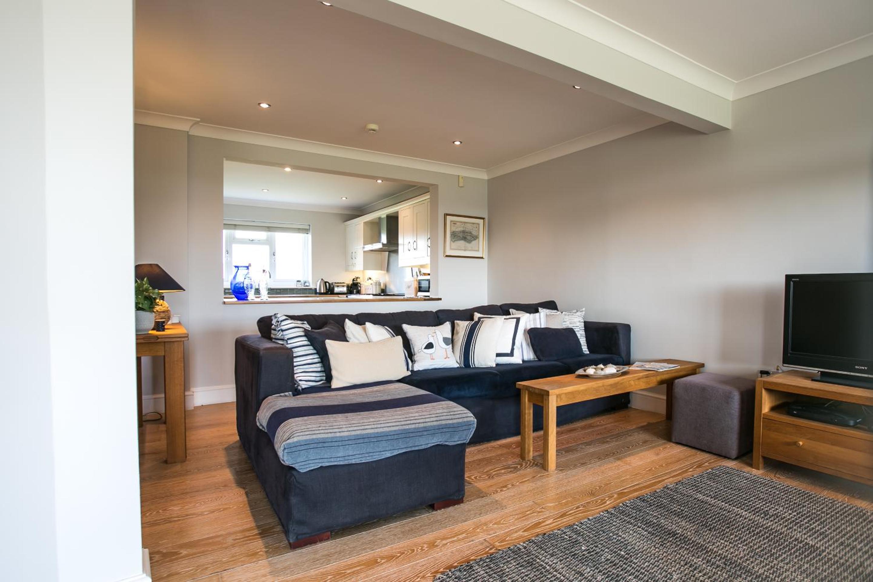 Sunshine - Beachfront home in Bracklesham Bay