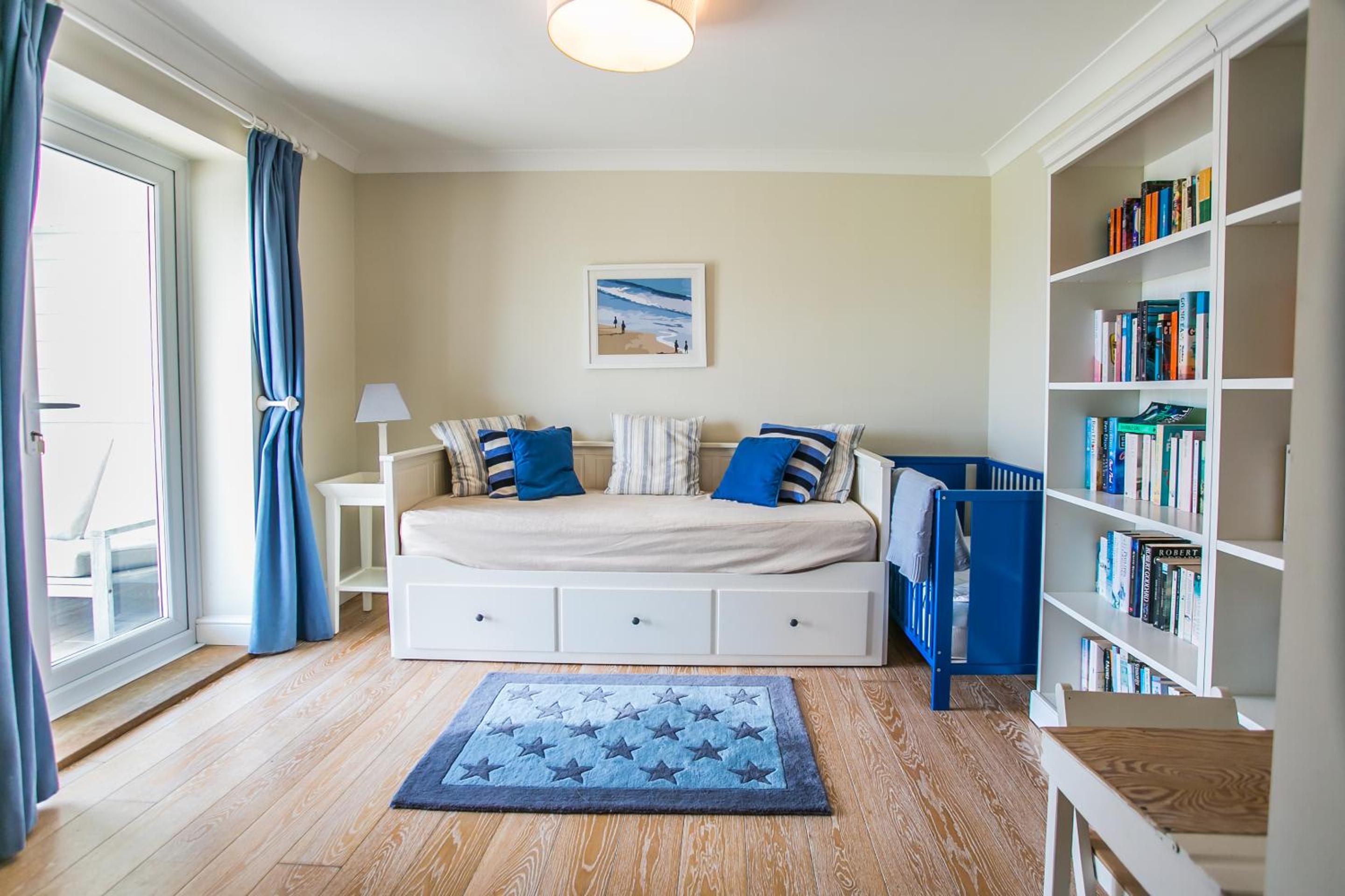 Sunshine - Beachfront home in Bracklesham Bay