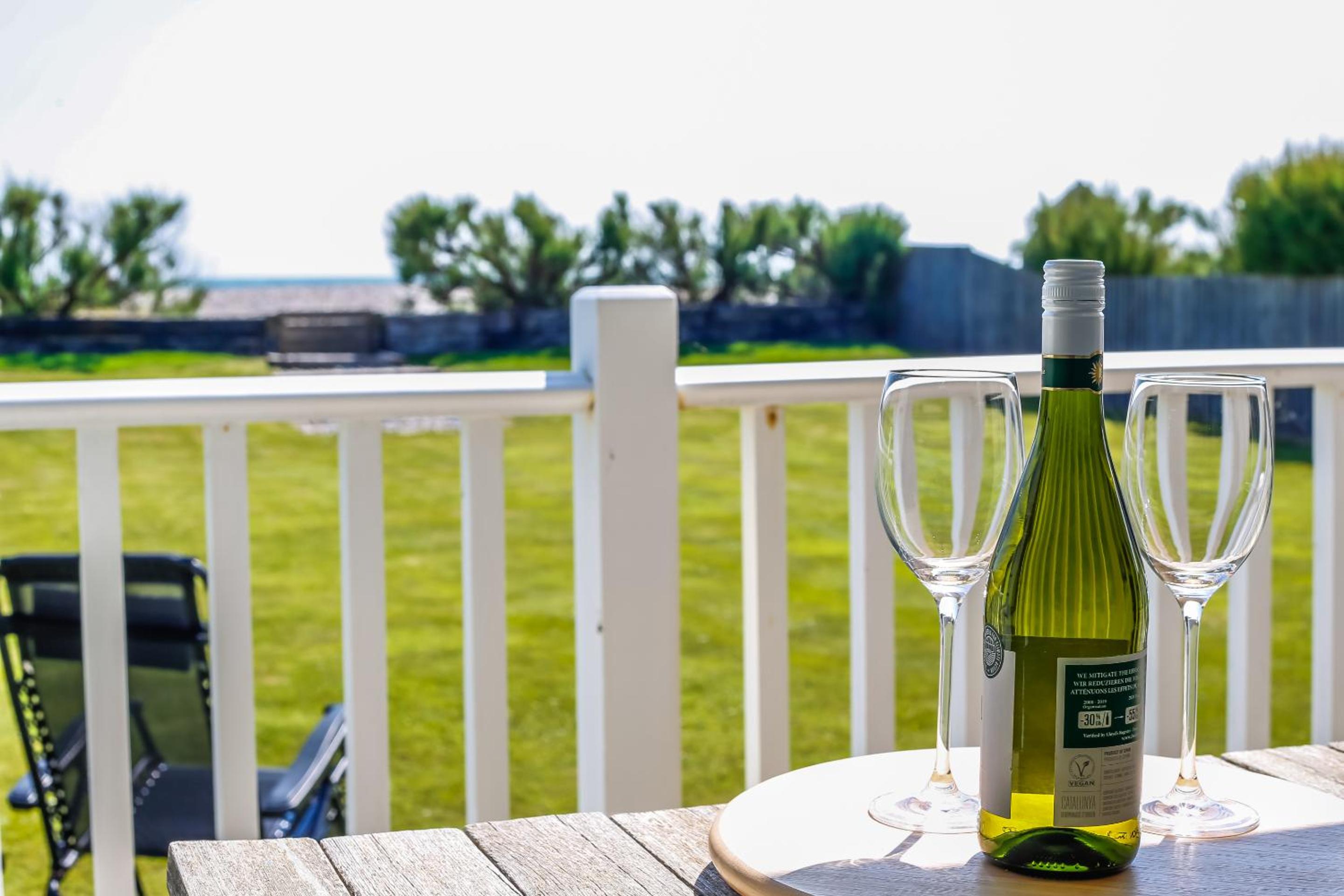 Sunshine - Beachfront home in Bracklesham Bay