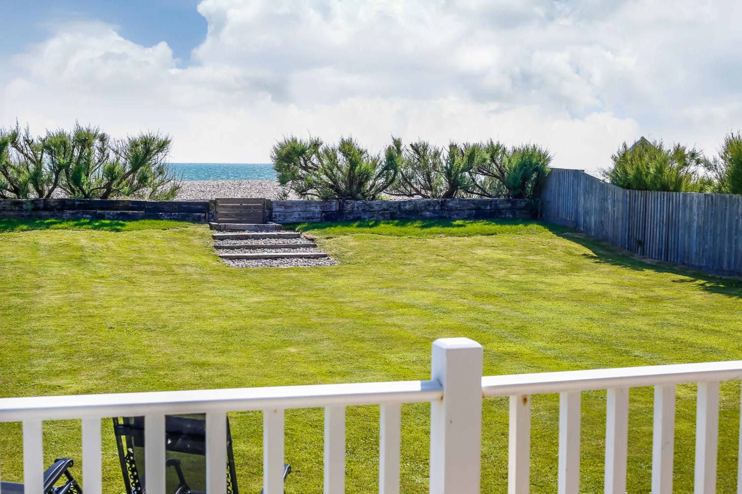 Sunshine - Beachfront home in Bracklesham Bay