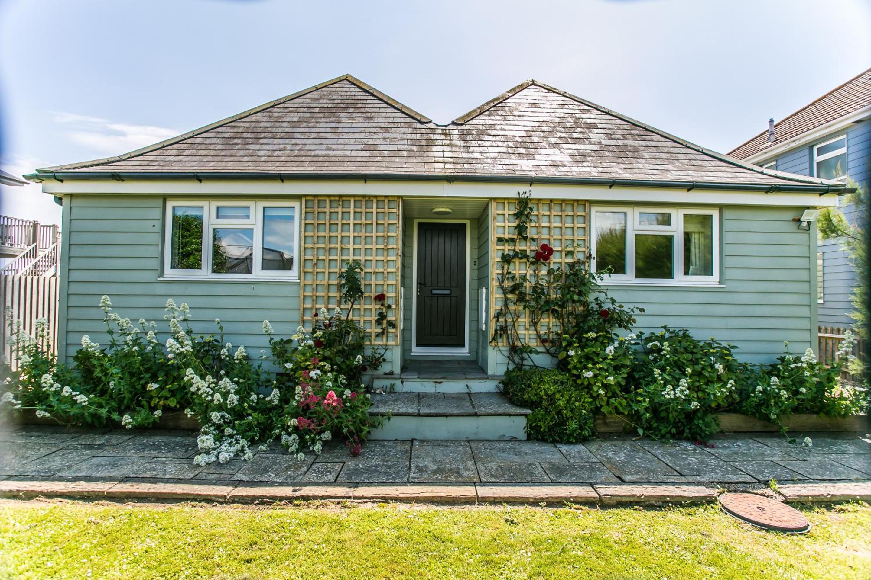Sunshine - Beachfront home in Bracklesham Bay