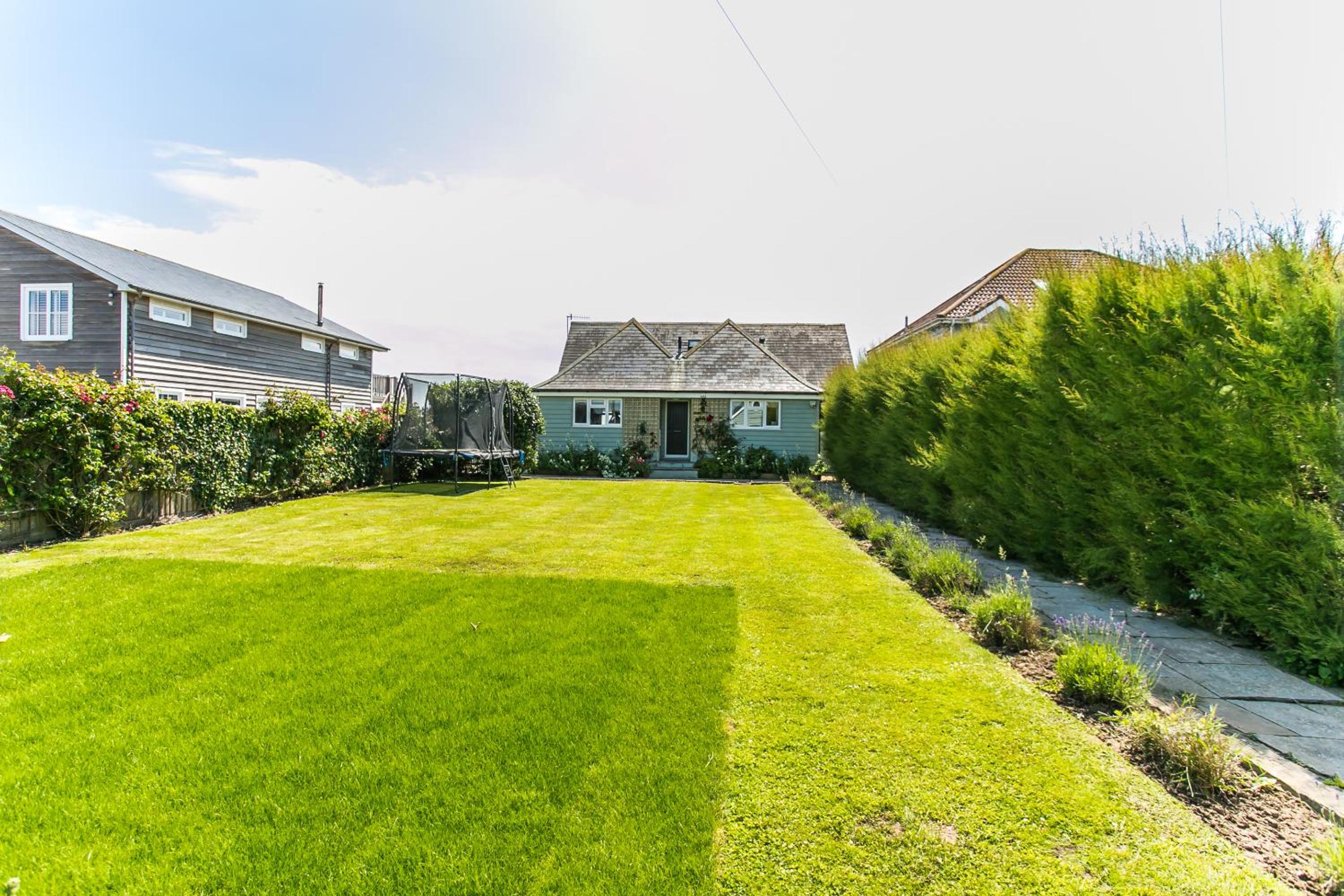 Sunshine - Beachfront home in Bracklesham Bay