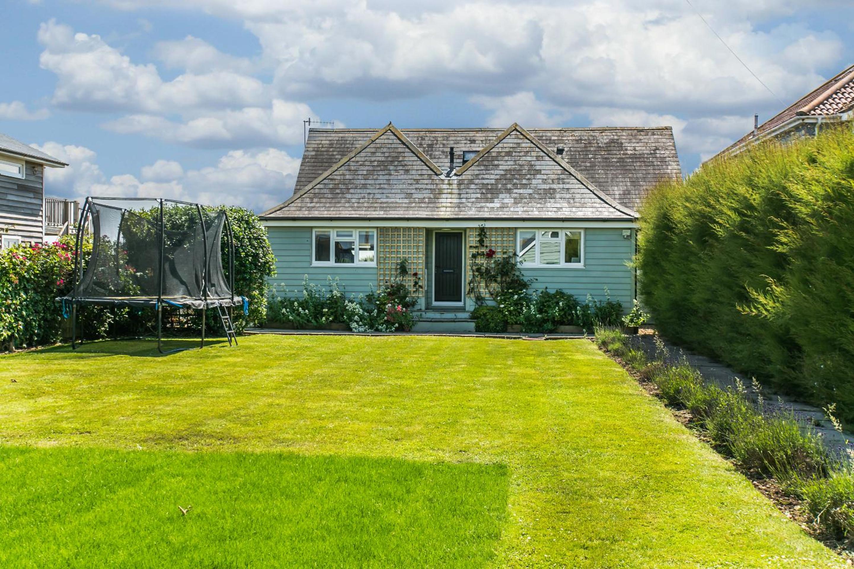 Sunshine - Beachfront home in Bracklesham Bay