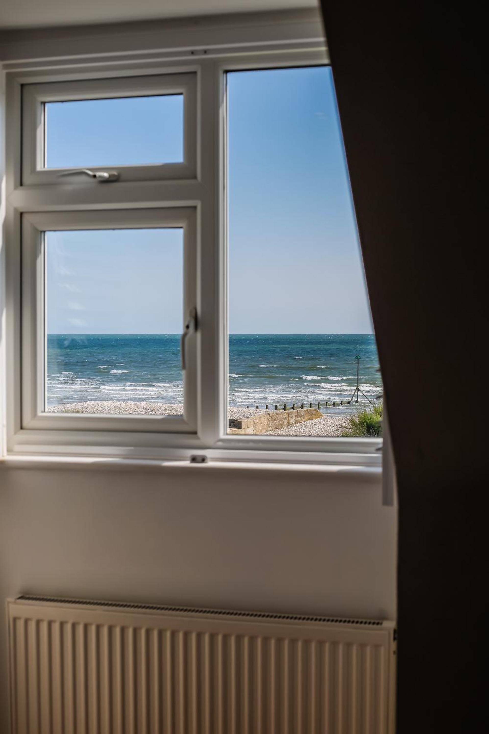 Sunshine - Beachfront home in Bracklesham Bay
