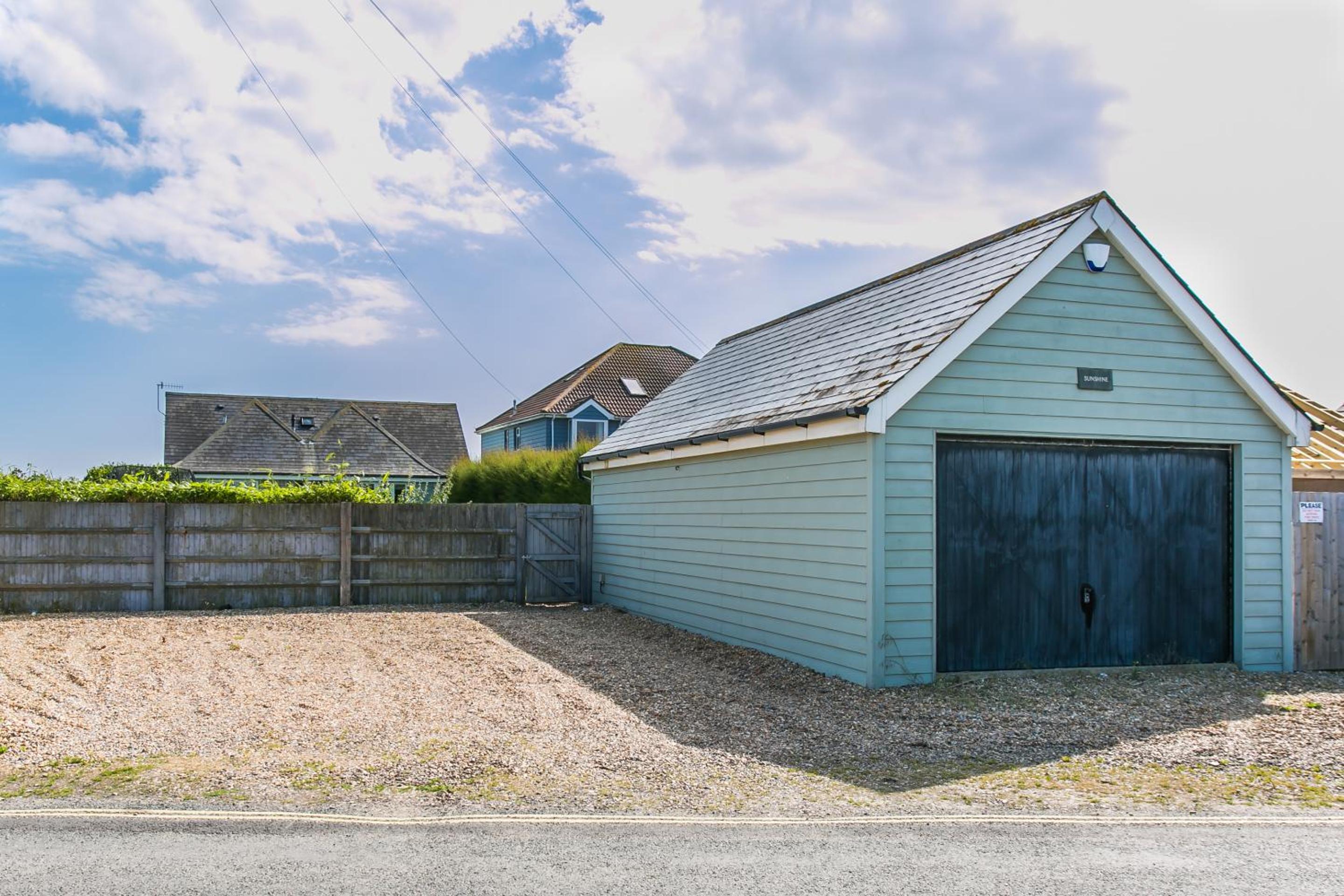 Sunshine - Beachfront home in Bracklesham Bay