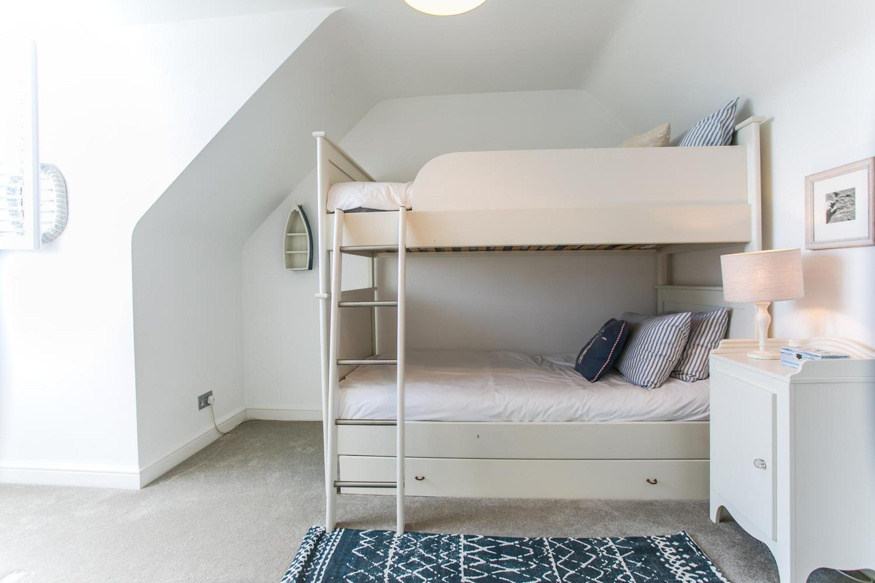 Sunshine - Beachfront home in Bracklesham Bay