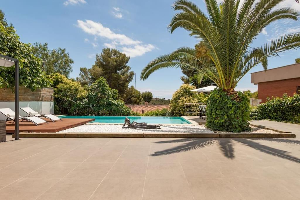 Moderna villa con piscina y amplio jardín view 4