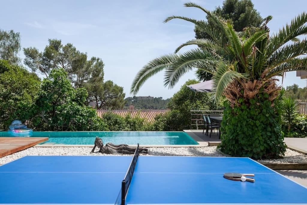 Moderna villa con piscina y amplio jardín view 3