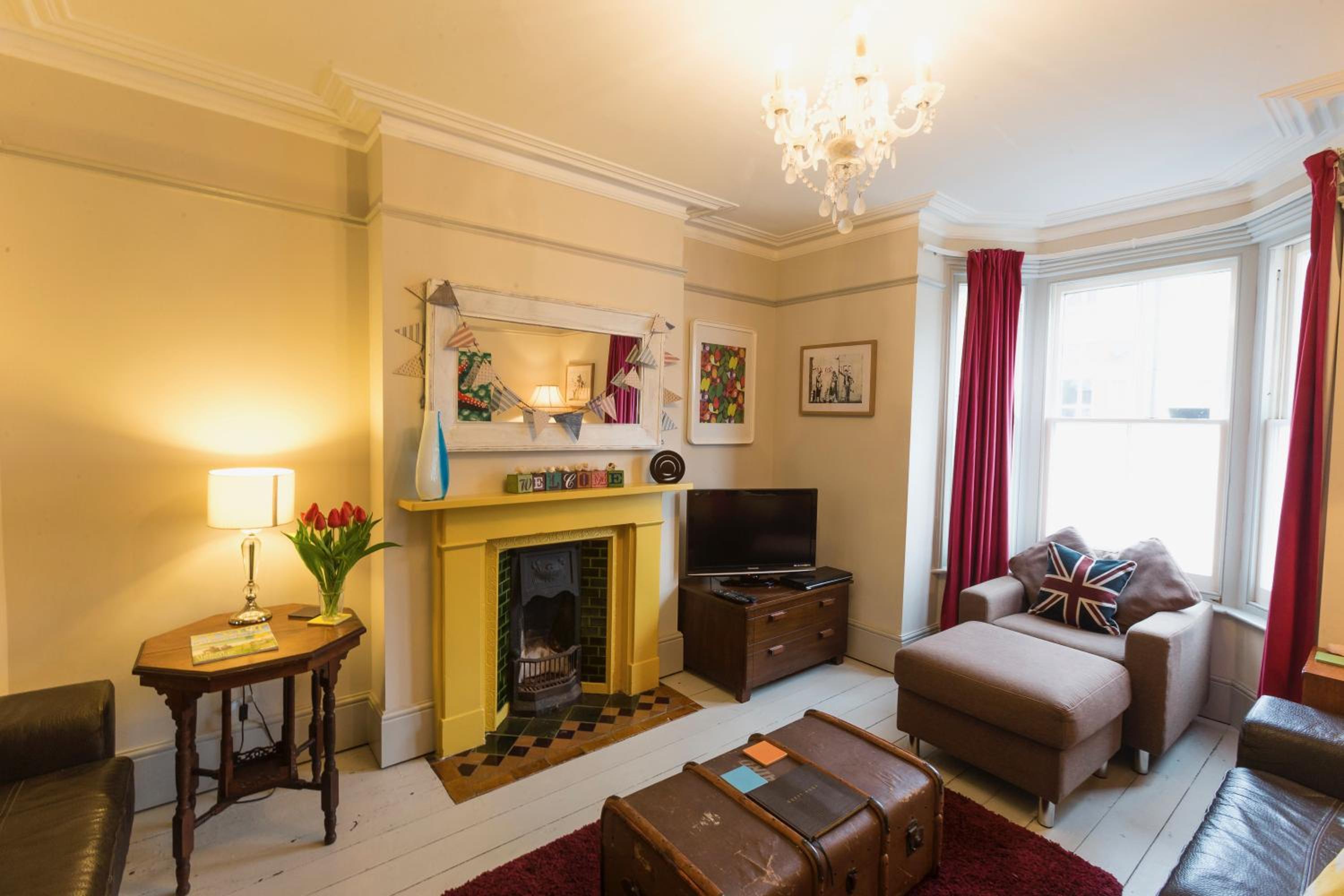 Sunshine Villa Broadstairs sleeps 8 close to beach view 5
