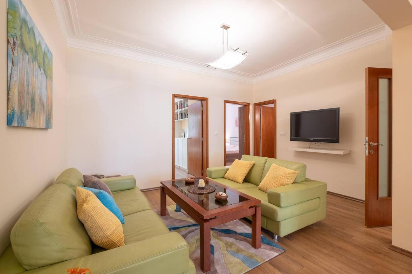 Top Pick! Central Spacious 2 Bedroom Apartment