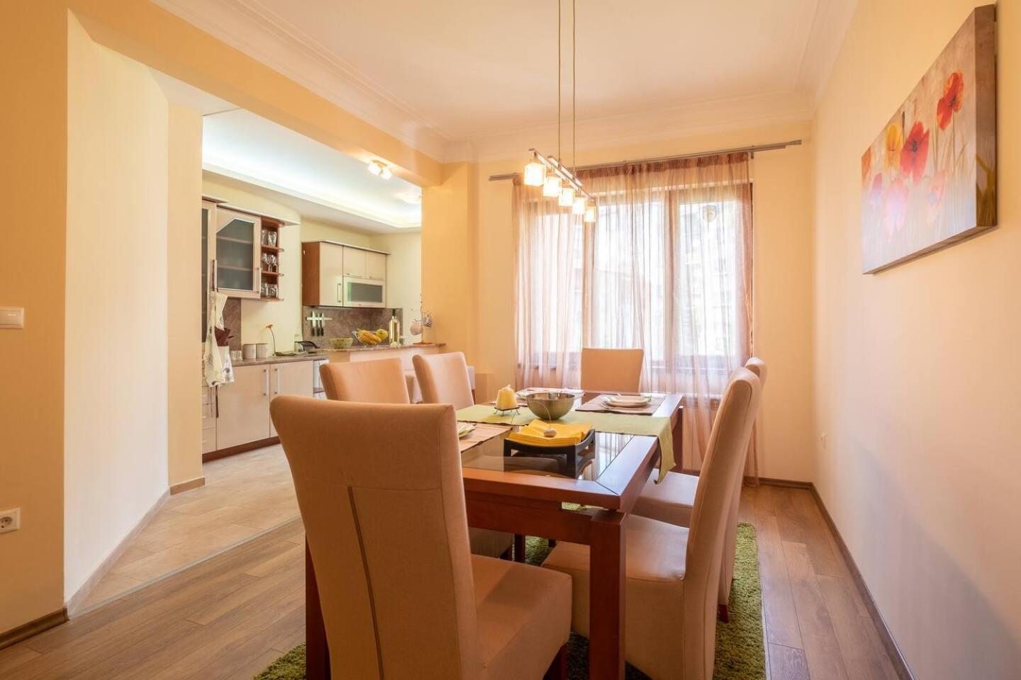 Top Pick! Central Spacious 2 Bedroom Apartment