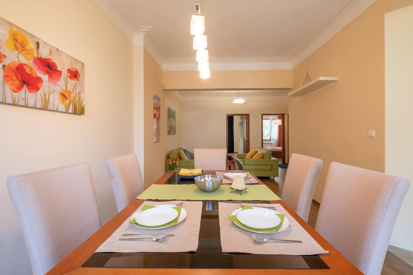 Top Pick! Central Spacious 2 Bedroom Apartment