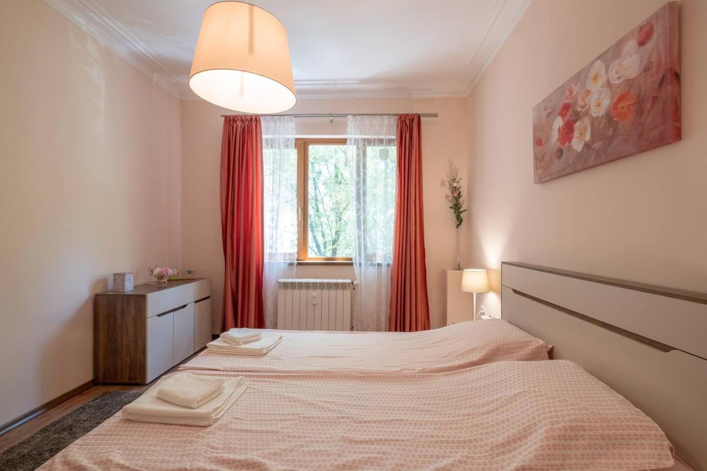 Top Pick! Central Spacious 2 Bedroom Apartment