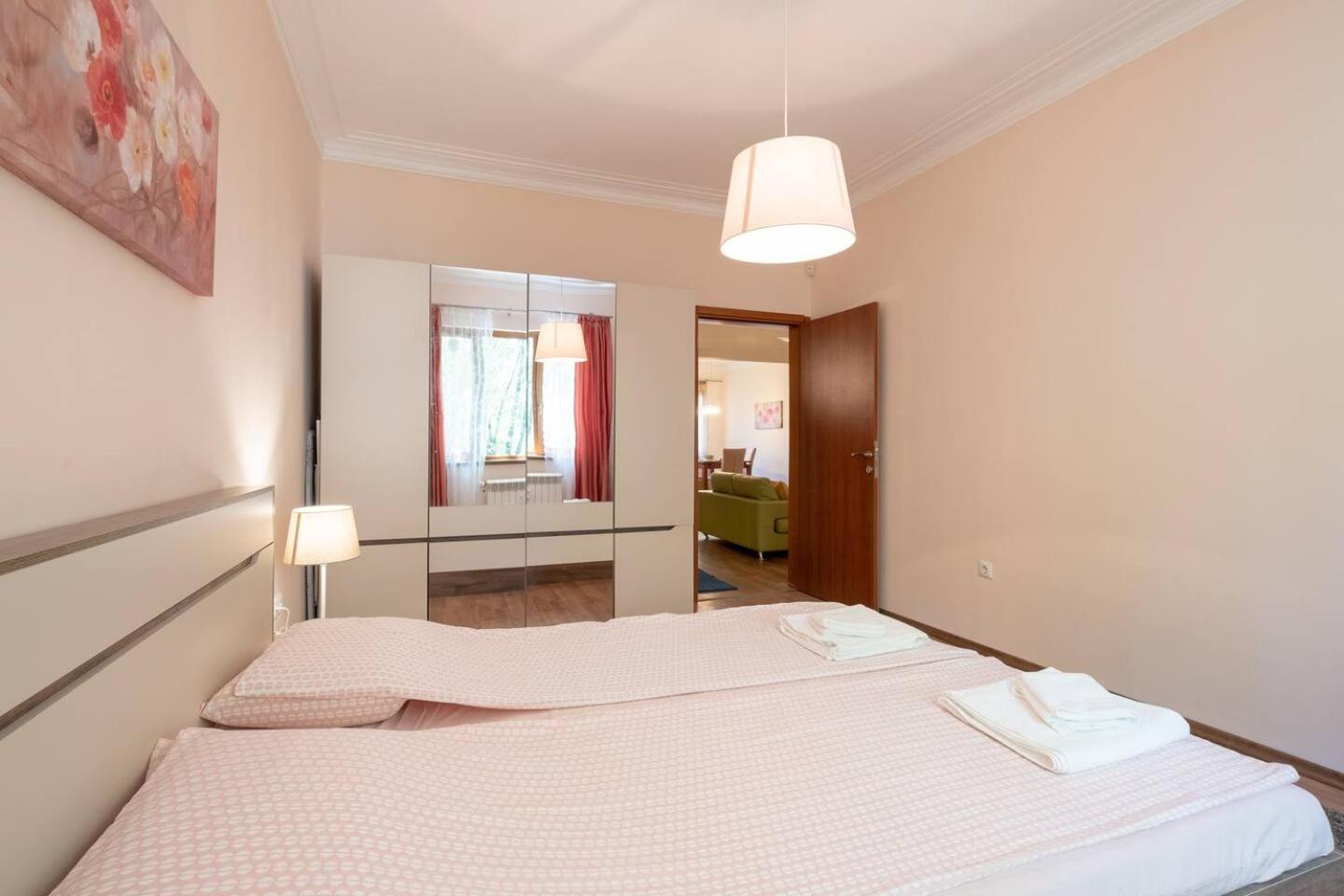 Top Pick! Central Spacious 2 Bedroom Apartment