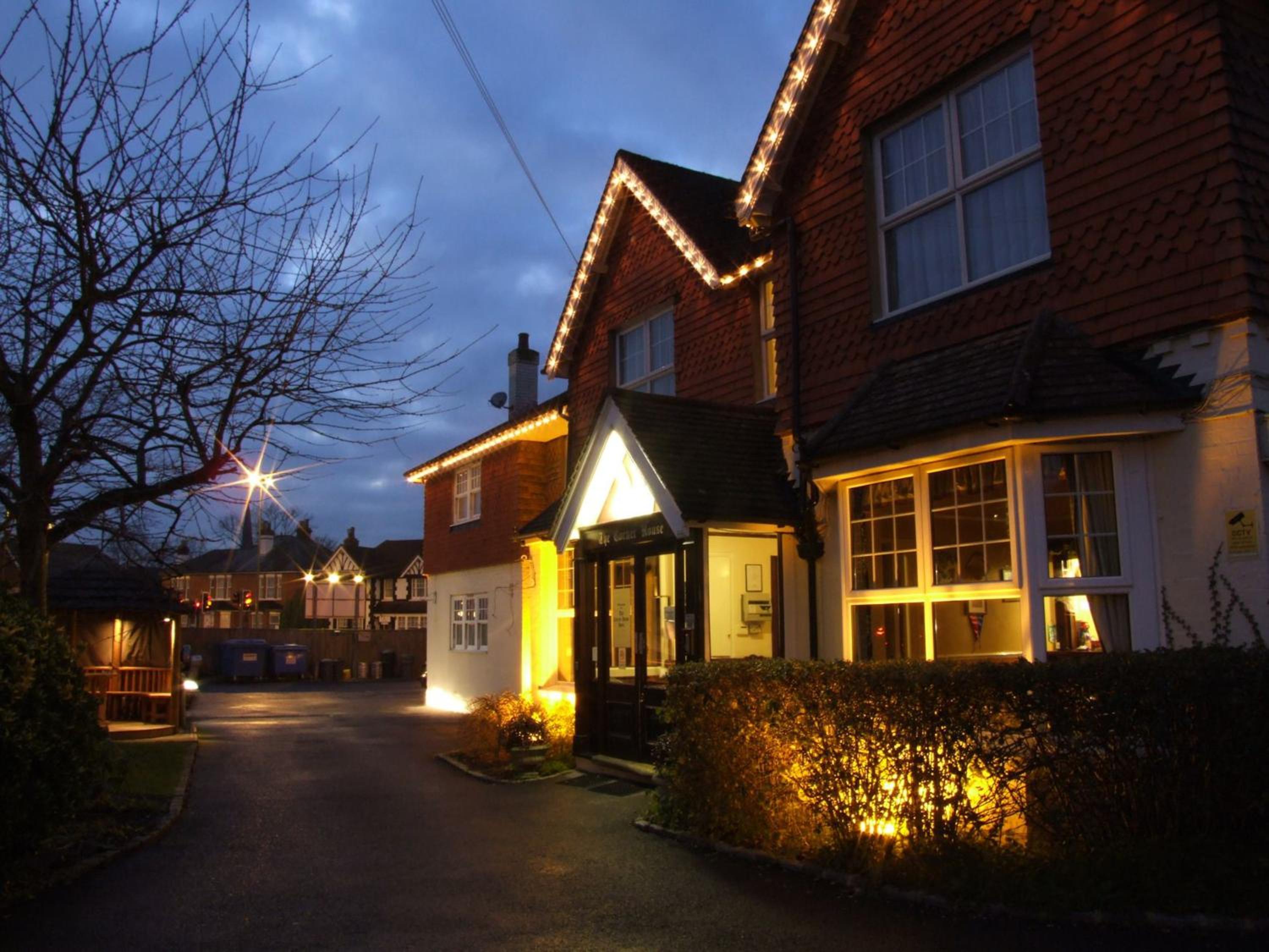 Horley Vacations - Corner House Hotel Gatwick with bookable Holiday parking - Property Image 1