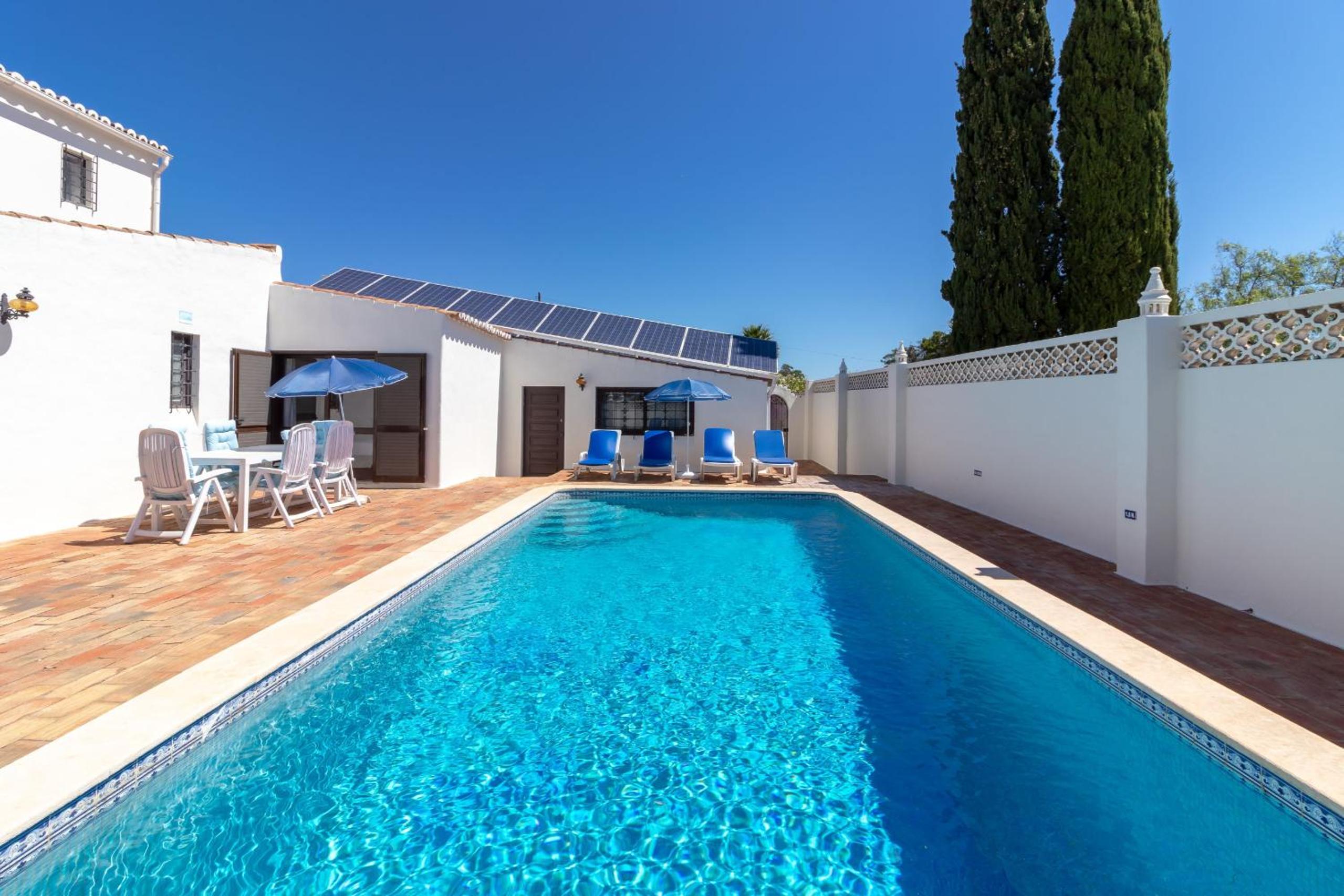 4 Bed Villa, Pool & Tennis Court in Carvoeiro view 4