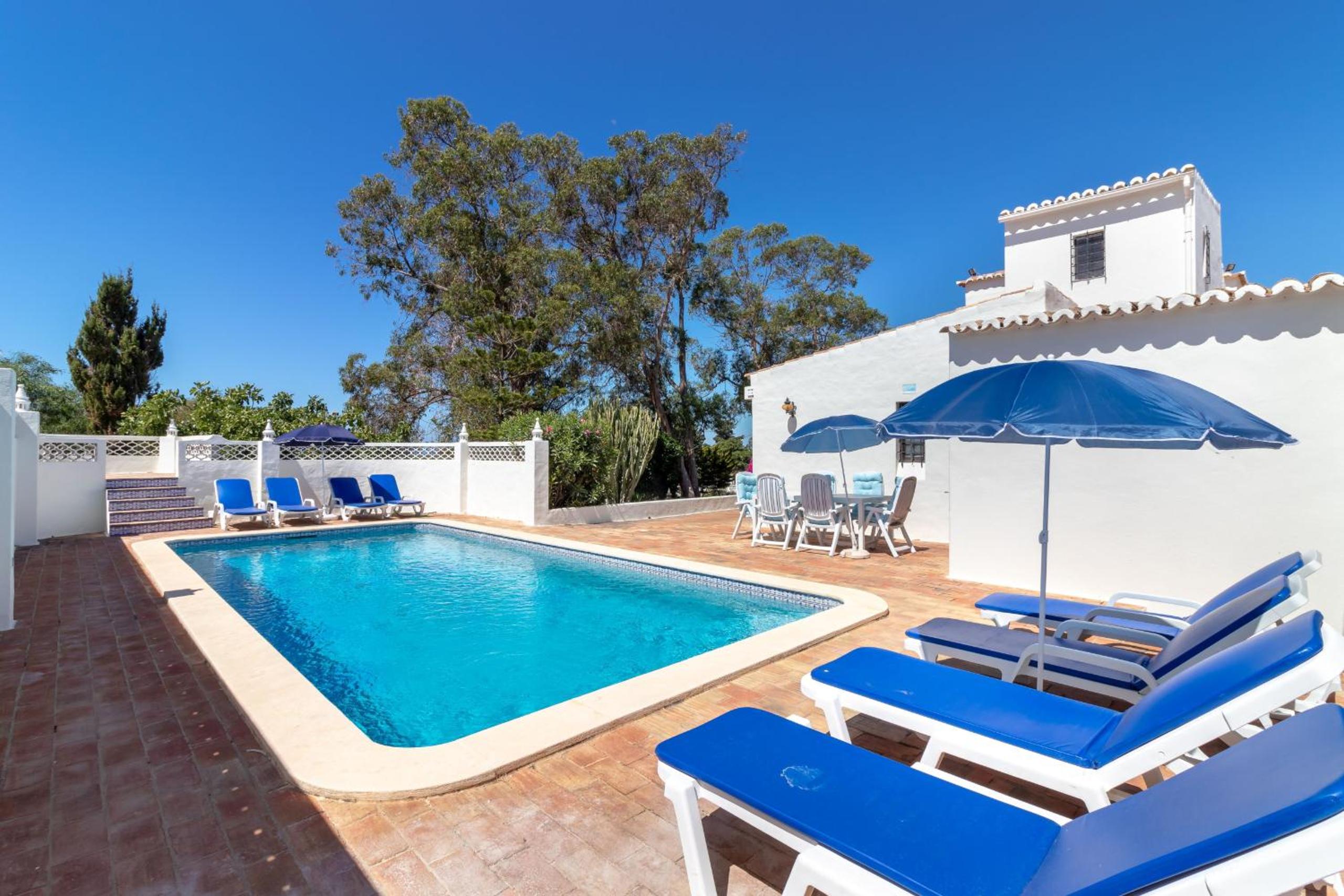 4 Bed Villa, Pool & Tennis Court in Carvoeiro view 5