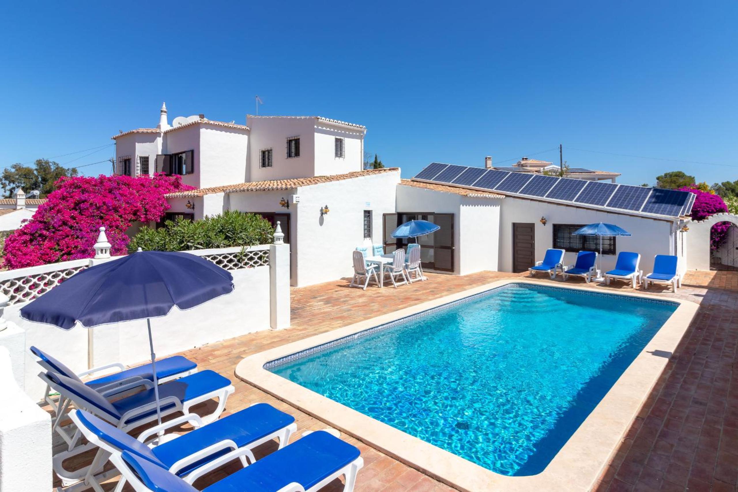 4 Bed Villa, Pool & Tennis Court in Carvoeiro view 3