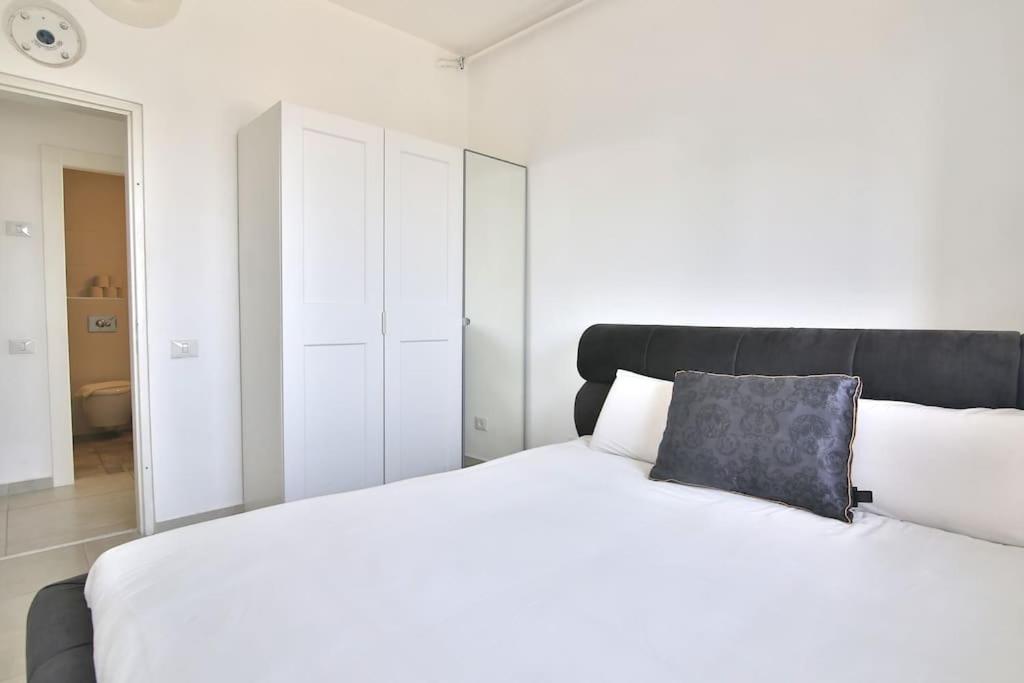 Luxury 2 BR apartment GINDI TLV view 4