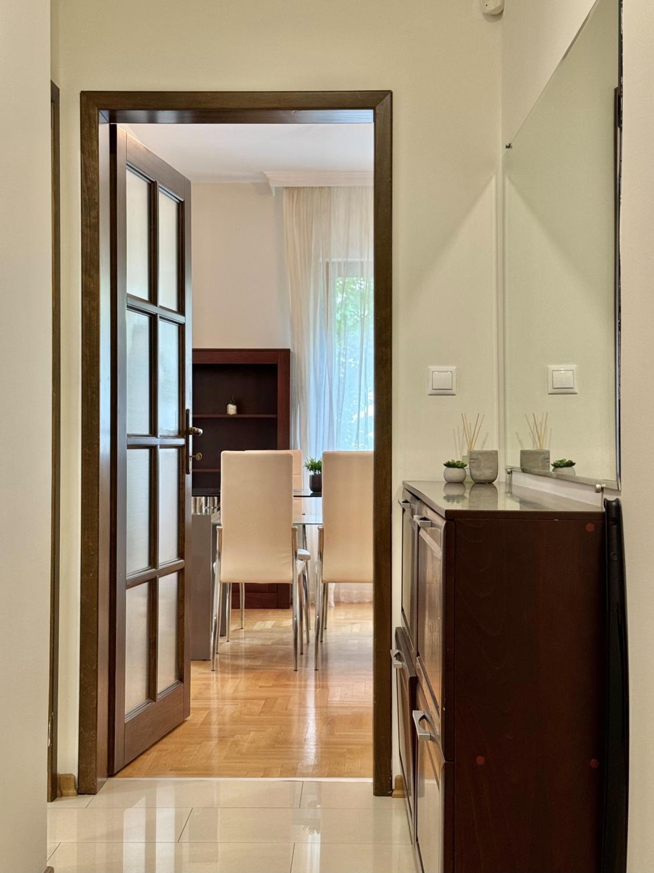 Classy & Spacious Аpartment next to National Palace of Culture for 4 Guests
