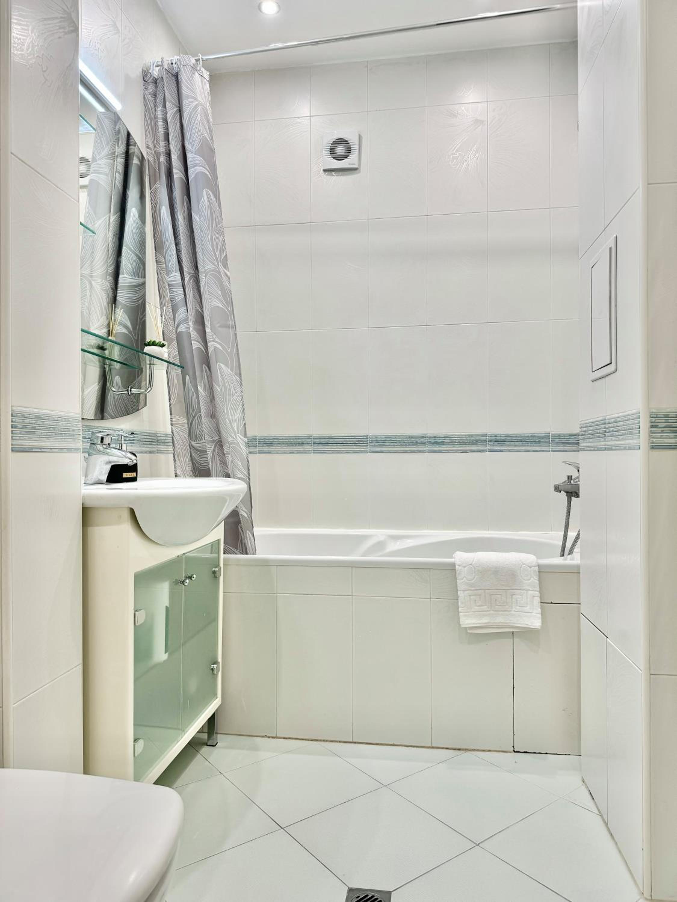 Classy & Spacious Аpartment next to National Palace of Culture for 4 Guests