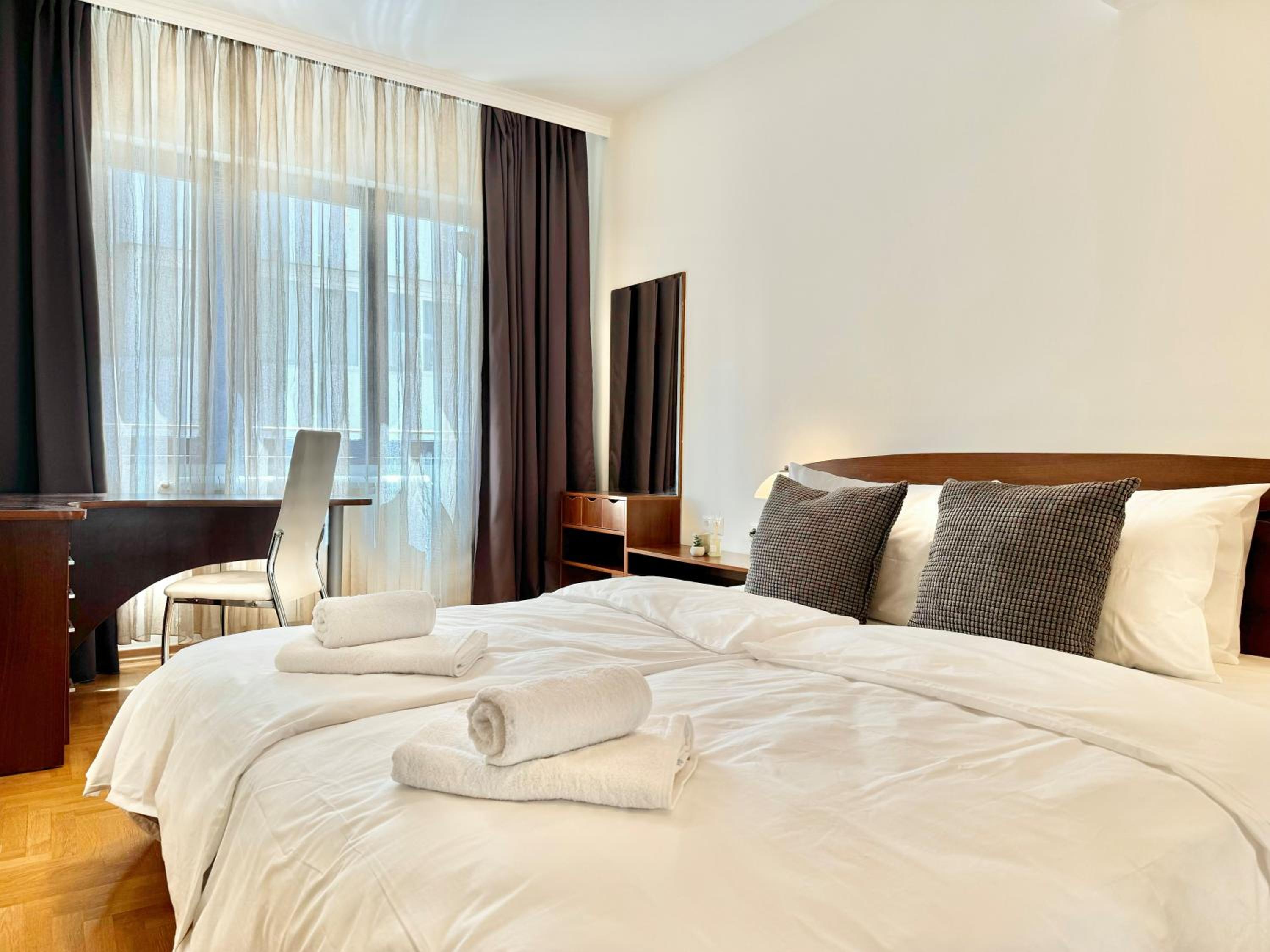 Classy & Spacious Аpartment next to National Palace of Culture for 4 Guests