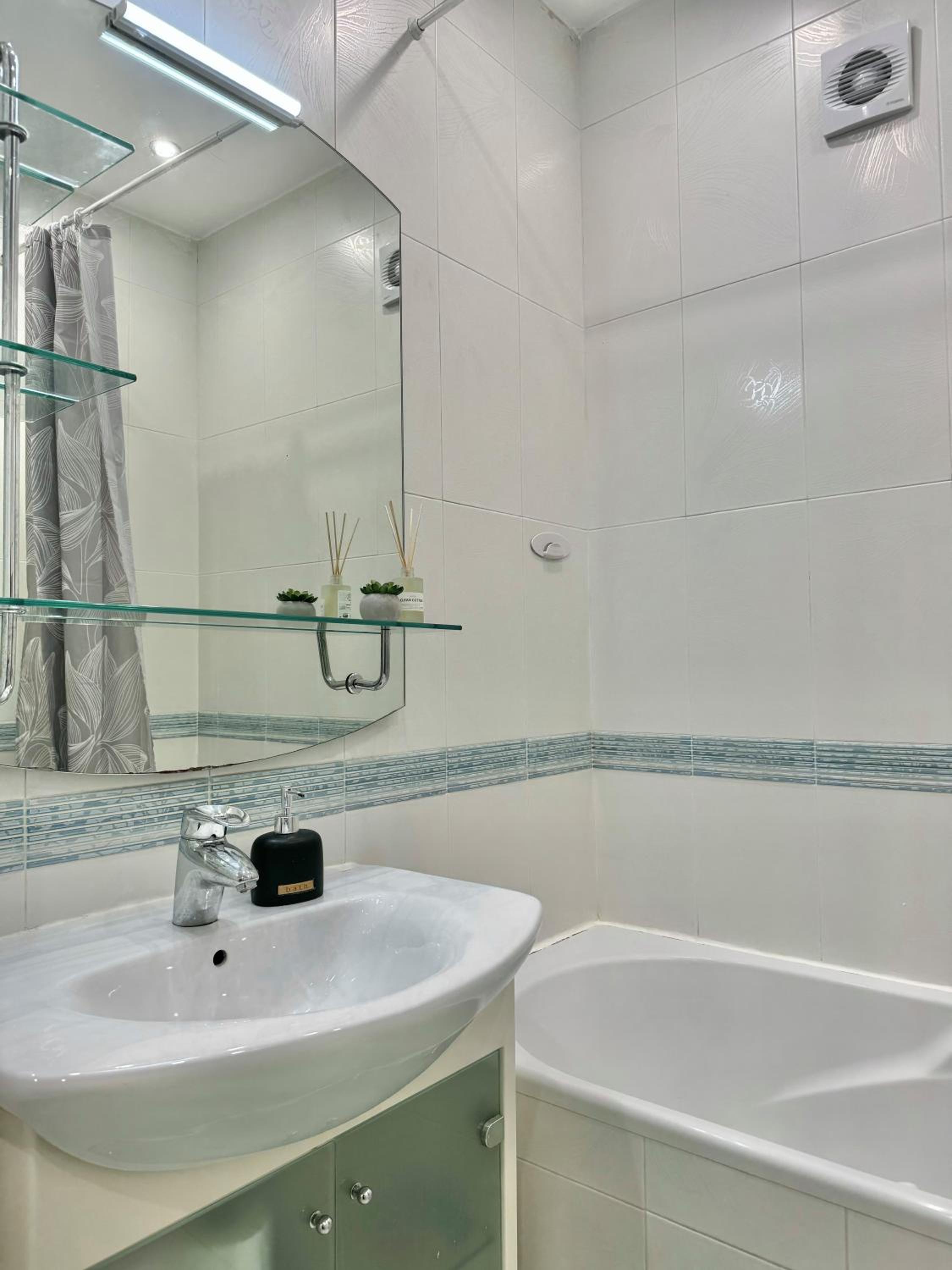 Classy & Spacious Аpartment next to National Palace of Culture for 4 Guests
