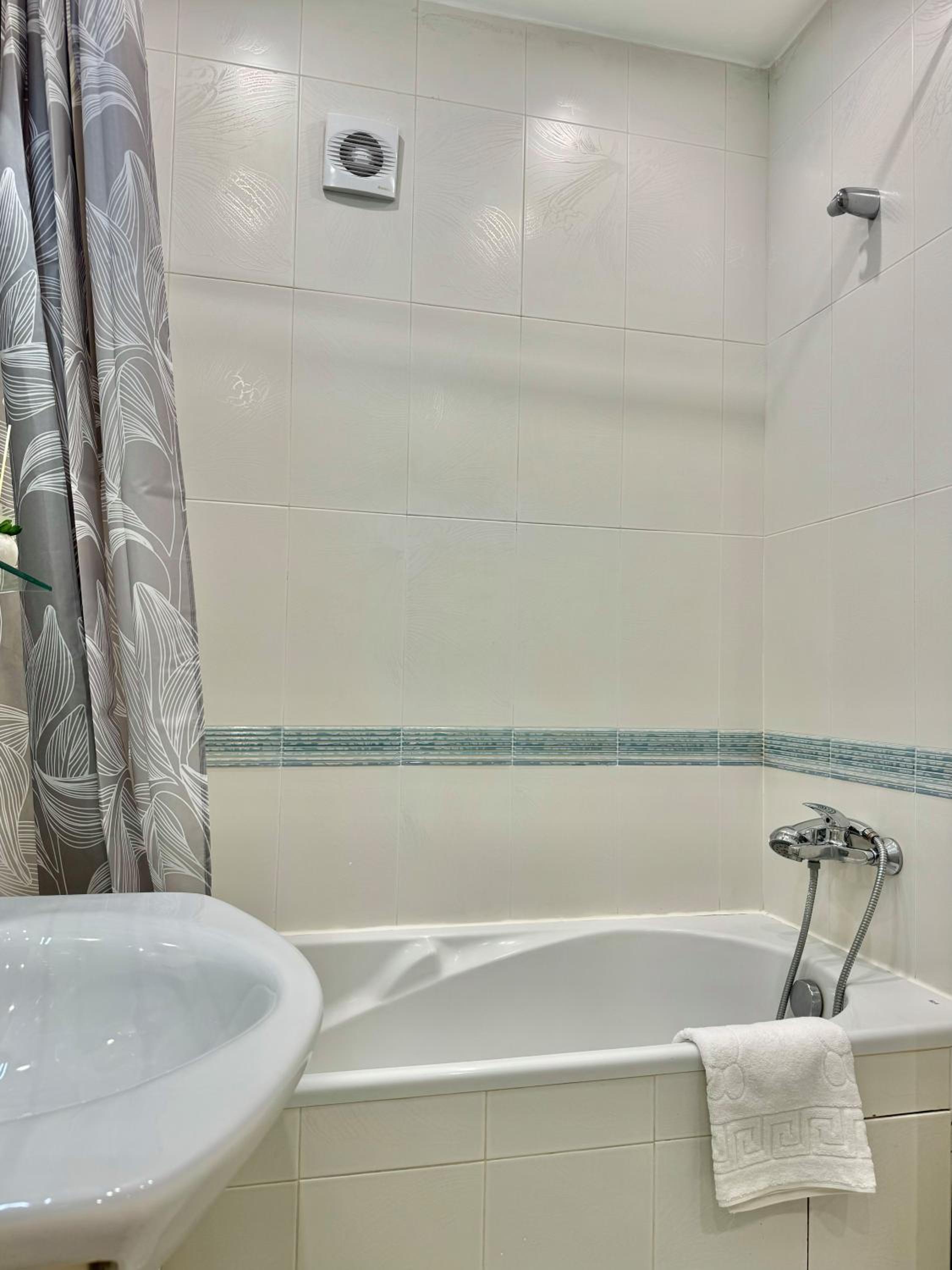 Classy & Spacious Аpartment next to National Palace of Culture for 4 Guests