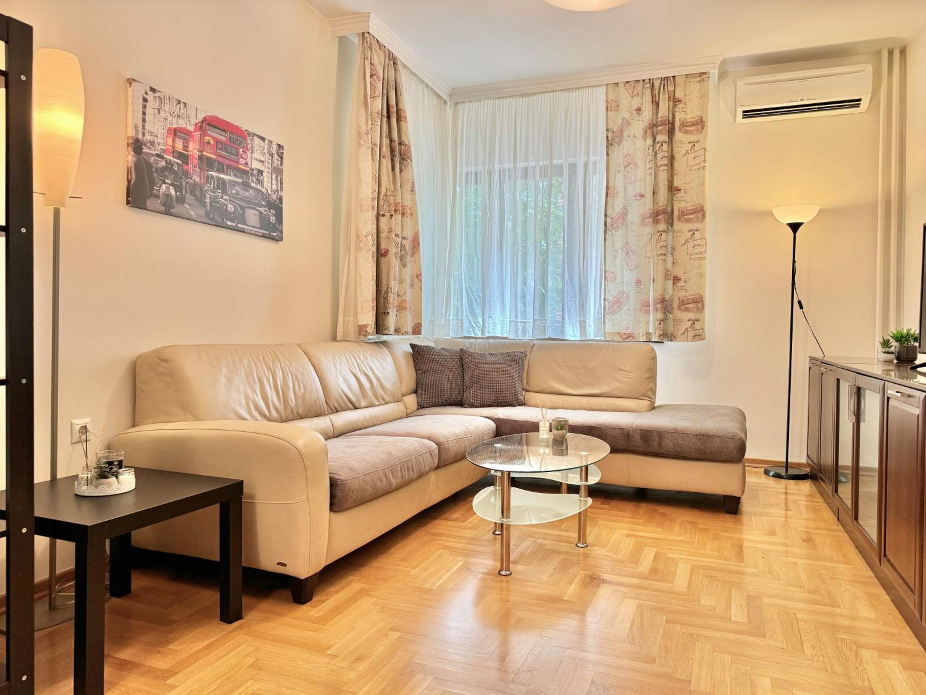 Classy & Spacious Аpartment next to National Palace of Culture for 4 Guests