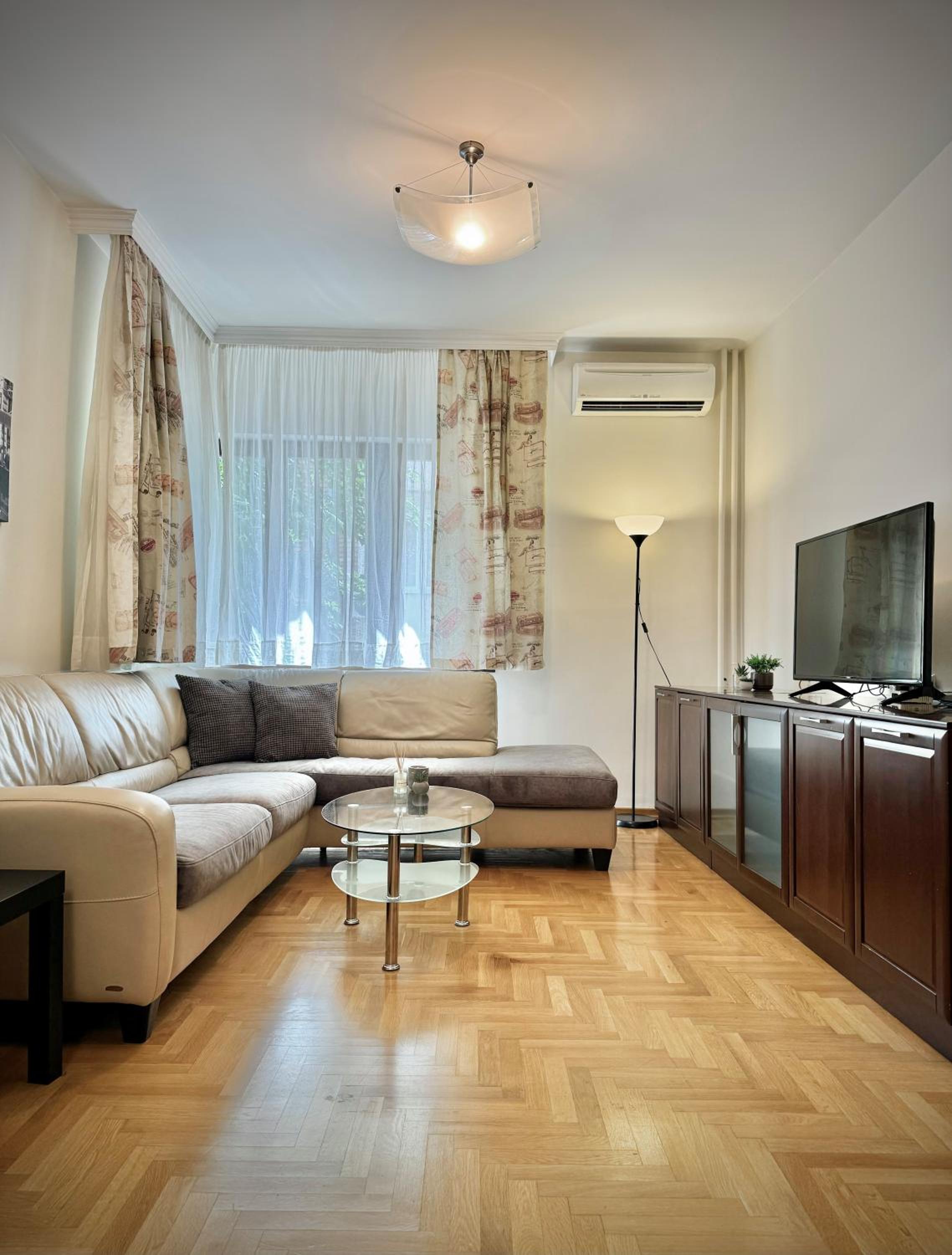 Classy & Spacious Аpartment next to National Palace of Culture for 4 Guests